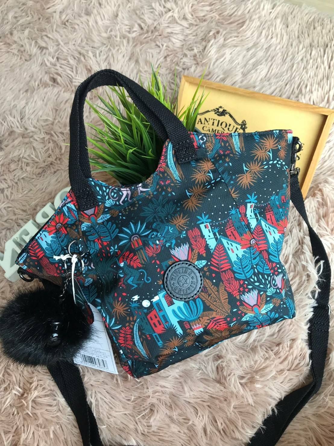 Kipling Small Cross-Body Bag รุ่นMayday อีกหนึ่งคอลเลคชั่นที่น่าสนใจ ขนาดกำลังพอดี น้ำหนักเบา เปิดปิดด้วยซิปเดียว ภายในใส่มินิไอแพค กระเป๋าสตางค์ หรือของใช้จุกจิกได้เยอะเพิ่มสายสะพายปรับสั้นยาวและถอดออกได้ ประดับด้วยลิงเป็นสัญลักษณ์ น่ารักใสๆอีกหนึ่งรุ่นท