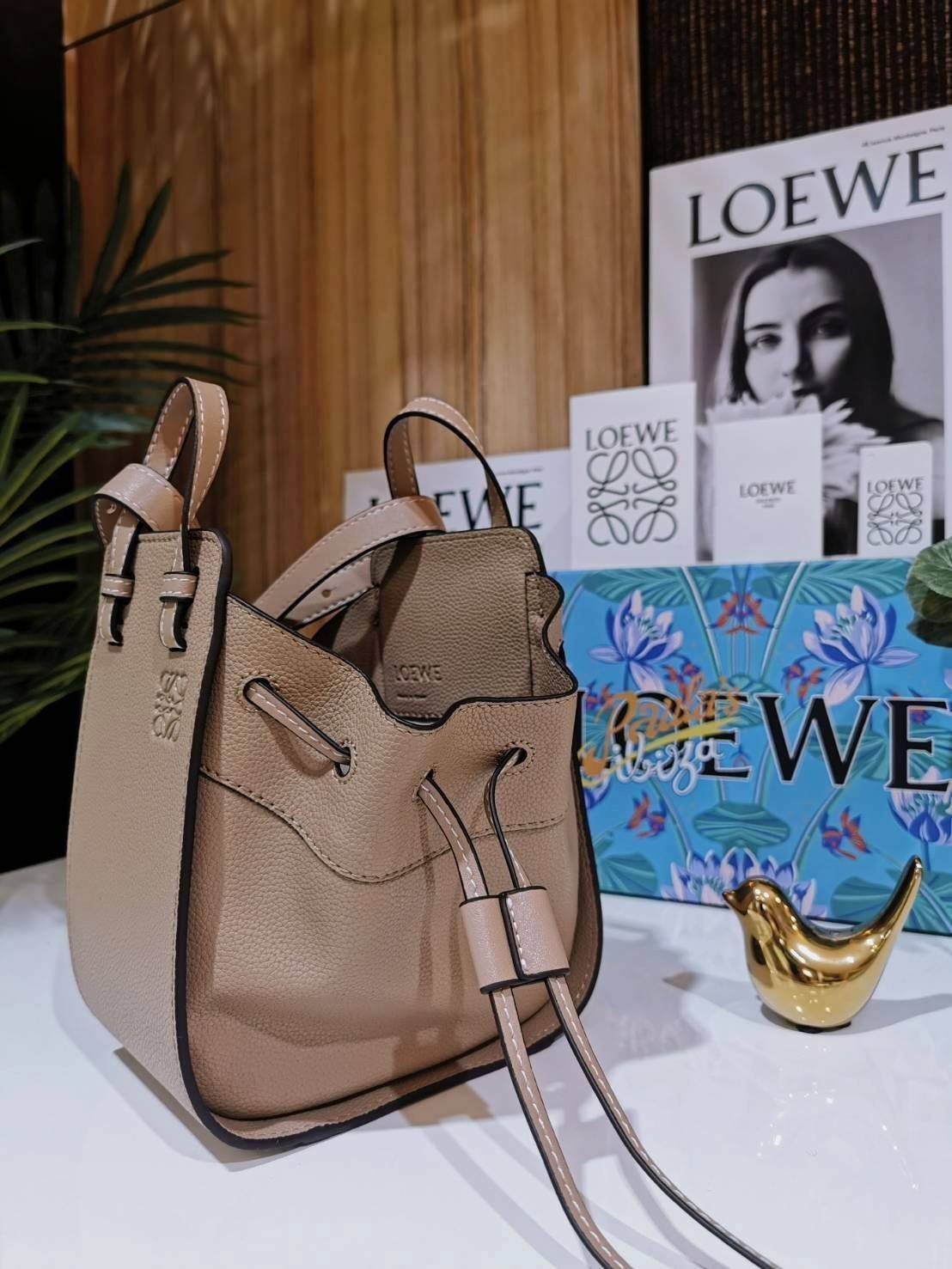LOEWE HANDLE & SHOULDER BAG GIFT WITH PURCHASE (GWP) กระเป๋าถือหรือสะพายหนังแท้พรีเมี่ยมกิ๊ฟ Limited จาก LOEWE PERFUME DUTYFREE รุ่น Rare items สุดๆวัสดุหนังแท้ Calfskin หนังสวยดีไซน์คงเอกลักษณ์แบรนด์ สามารถปรับใช้ได้หลายทรงด้านข้างมีหูรูดปรับขยายทรงได้ภา