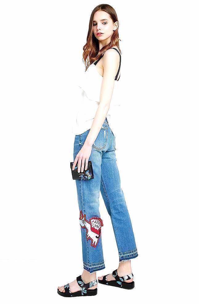 BEST SELLER! CHARLES & KEITH Peforated Wallet กระเป๋าสตางค์ใบสั้นพับ3ตอนรุ่นยอดนิยมวัสดุหนัง Saffiano สีดำประดับลายดอกไม้ Van Goh คลาสสิค ดีไซน์สวยเก๋ไม่ซ้ำใคร ด้านหน้าปั้มโลโก้เปิดปิดด้วยกระดุมเเม่เหล็ก ภายในมีช่องซิปสำหรับใส่เหรียญ หัวซิปปั้มโลโก้ มีช่อ