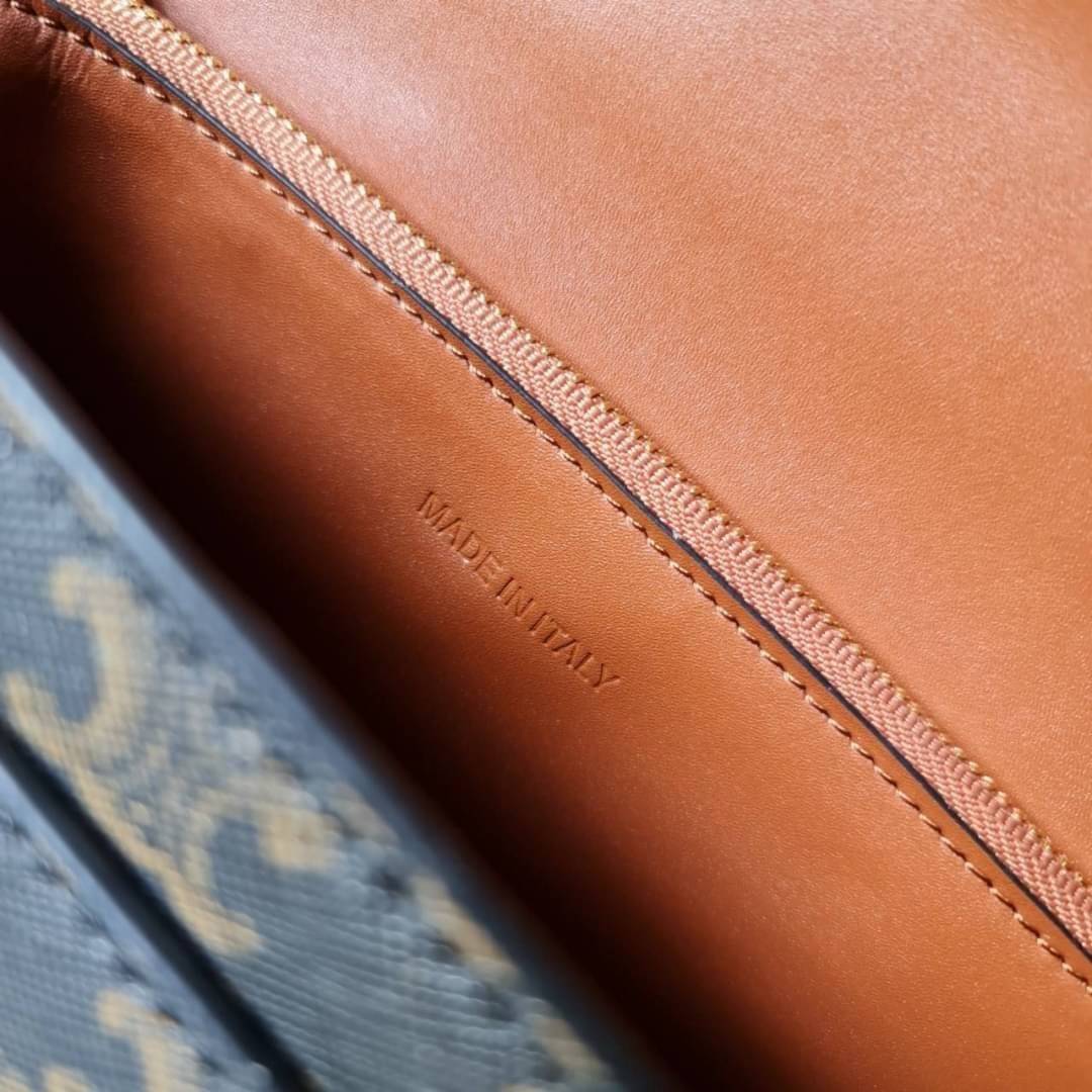 CELINE Women Chain Bag Triomphe in Triomphe Canvas-Tan / CELINE TRIOMPHE CHAIN SHOULDER BAG / CELINE WOMEN WINTER 21 ก็ปังๆ ยาวๆ ไปเลยสิคะ กระเป๋าดีไซส์ใหม่ ใหญ่กว่าเดิม จุของได้เยอะ งานหนังแคนวาสสวยหรู สวยมากกก เก๋มาก ต้องมีแล้วค่าา แบบใหม่ล่าสุด งานพึ่ง