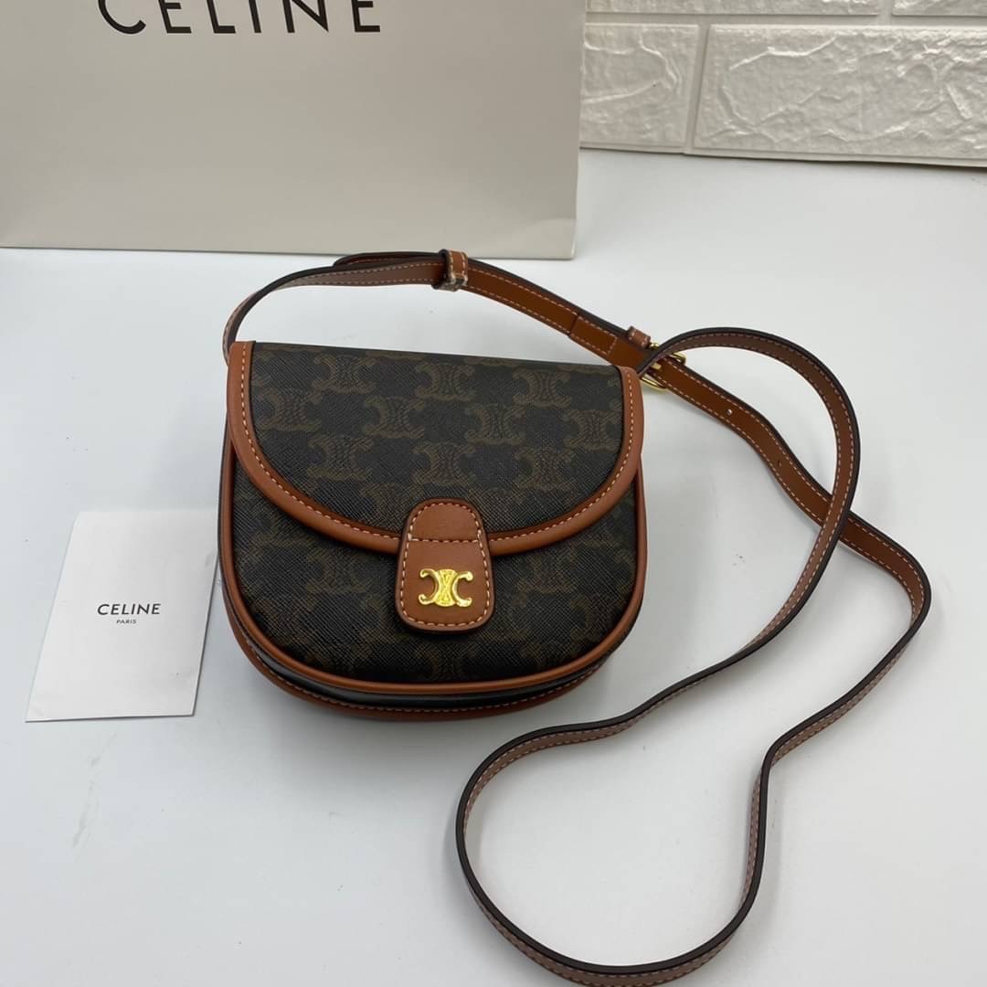 หนังแท้ CELINE MINI BESACE IN TRIOMPHE CANVAS AND CALFSKIN / CELINE CROSSBODY BAG กระเป๋าทรงครอสบอดี้ ลายโมโนแกรมวินเทจ รุ่นที่ดาราเกาหลีใช้กันเยอะมาก และเป็นอีกหนึ่งใบที่ครองใจสาวๆ ทั้งในไทยและเทศ วัสดุหนังแท้ทั้งใบ ขนาดกำลังดี น้ำหนักเบา รูปทรงน่ารักมาก
