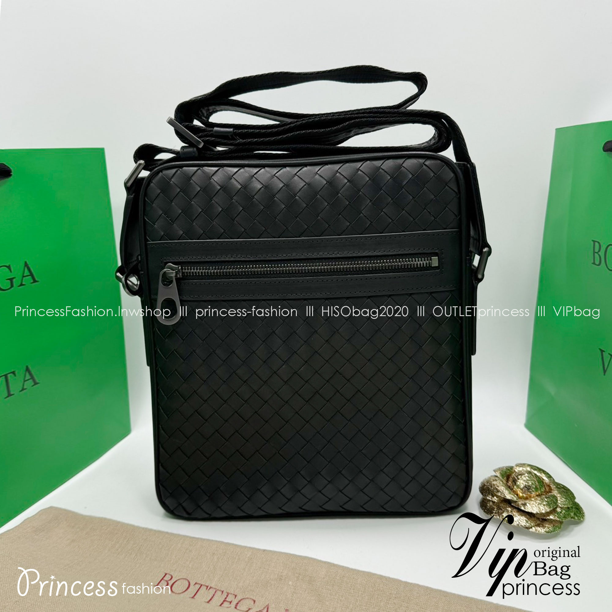 BOTTEGA Messenger Bag กระเป๋าสะพายเมสเซนเจอร์ ดีไซส์สานเป็นเอกลักษณ์ everyday look เอาใจหนุ่มๆ สวยเท่คลาสสิก เกรดออริ 1:1 ใช้งานต่างประเทศได้