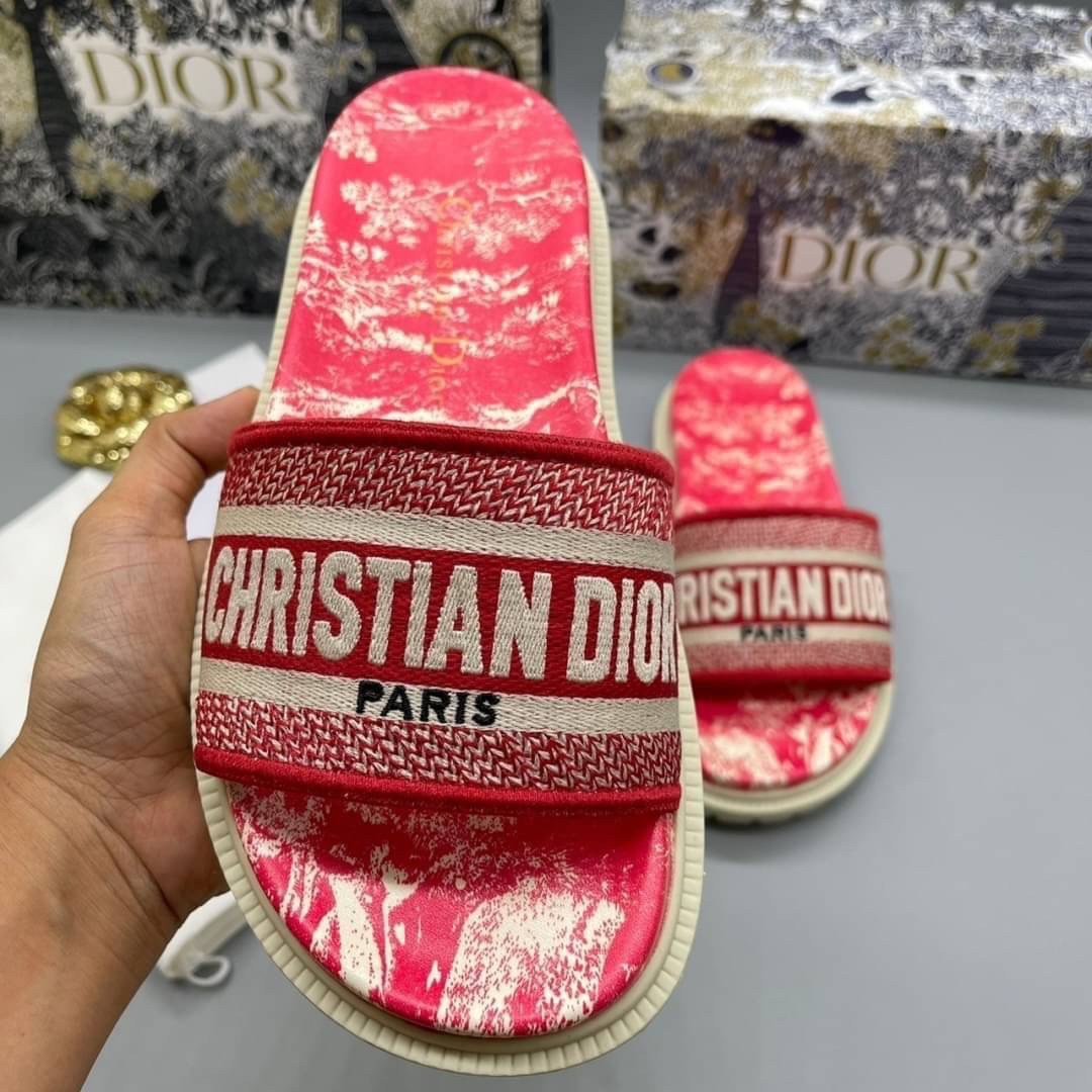 DIOR DWAY SLIDE Toile de Jouy Flowers Embroidered Cotton Dior Sandals รองเท้าแตะที่เป็นเอกลักษณ์ ที่สุดแห่งความหรูหราใช้งานได้ทุกวัน ตัดเย็บจากผ้าฝ้ายปักลาย ประดับด้วยรายละเอียดสวยงาม เสริมส้นยางหนาอย่างดีสวมใส่ง่าย น้ำหนักเบา งานเกรดออริจินอล 1:1 เหมือนท