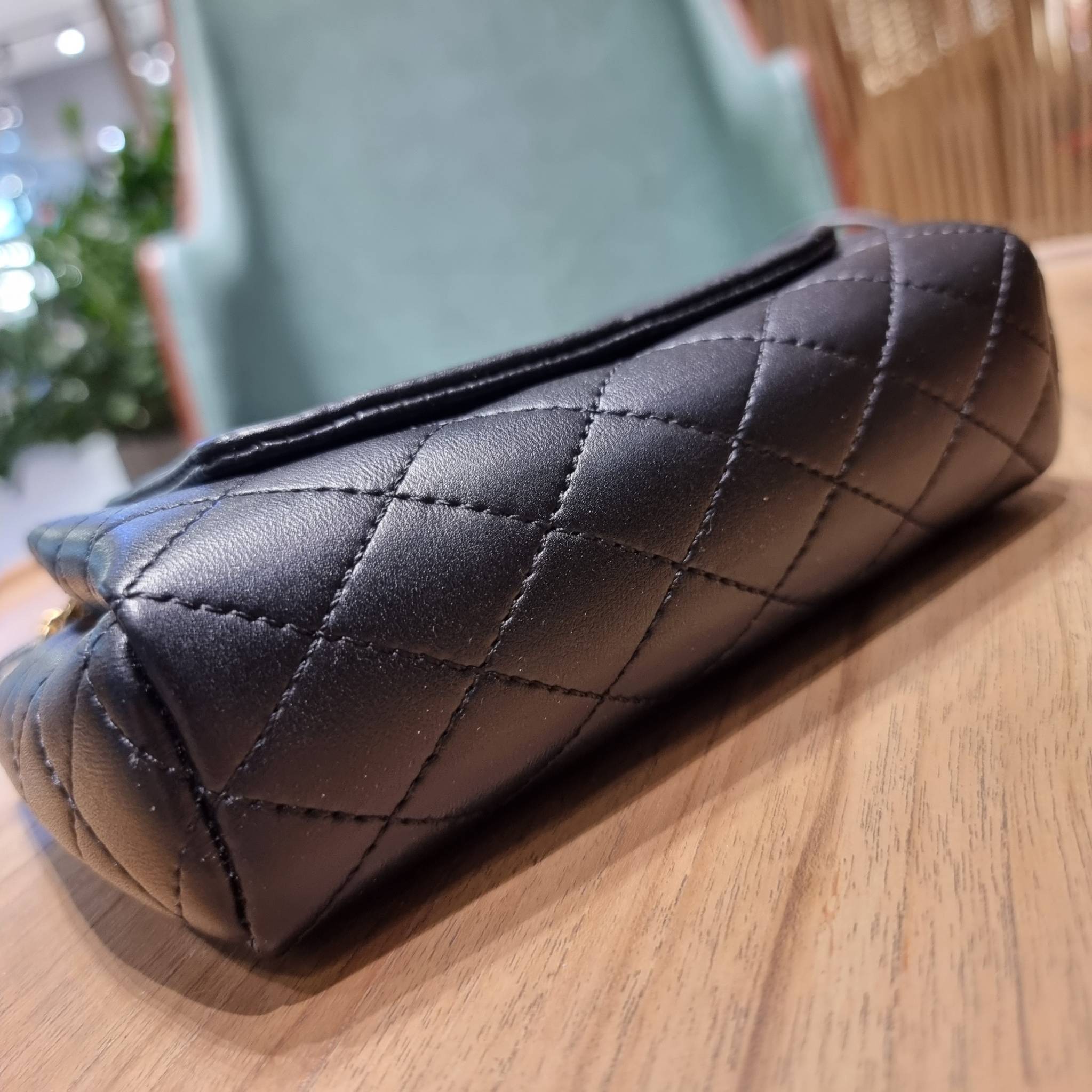 Yves Saint laurent mini nolita in lambskin / YSL mini nolita น้องสาวคนสวยที่ต้องตาเมื่อแรกเห็น กระเป๋าสะพายดีไซน์หรู ไซส์มินิ แบรนด์นี้ไม่เคยทำให้ผิดหวังจริงๆ ด้วยดีเทลความเรียบง่ายแต่มีความหรูอยู่ในตัว วัสดุหนังแกะ สัมผัสดีงามมากๆ เปิด-ปิดด้วยกระดุมแม่เห