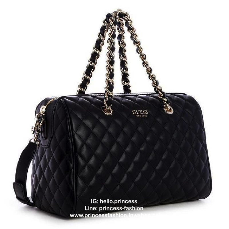 GUESS WOMEN’S BOWLING BAG กระเป๋าสะพายทรง Bowling รุ่นใหม่ล่าสุดจาก GUESS FACTORY หนังนิ่มลายตารางสวยอยู่ทรงใบใหญ่กำลังดี ด้านหน้าประดับโลโก้หูหิ้วโซ่ร้อยหนังสะพายไหล่ได้เเข็งแรงรับน้ำหนักได้เยอะ เปิดปิดด้วยซิปสะดวกใช้ มีหมุดรองฐานกันรอย ภายในมีช่องซิปและ