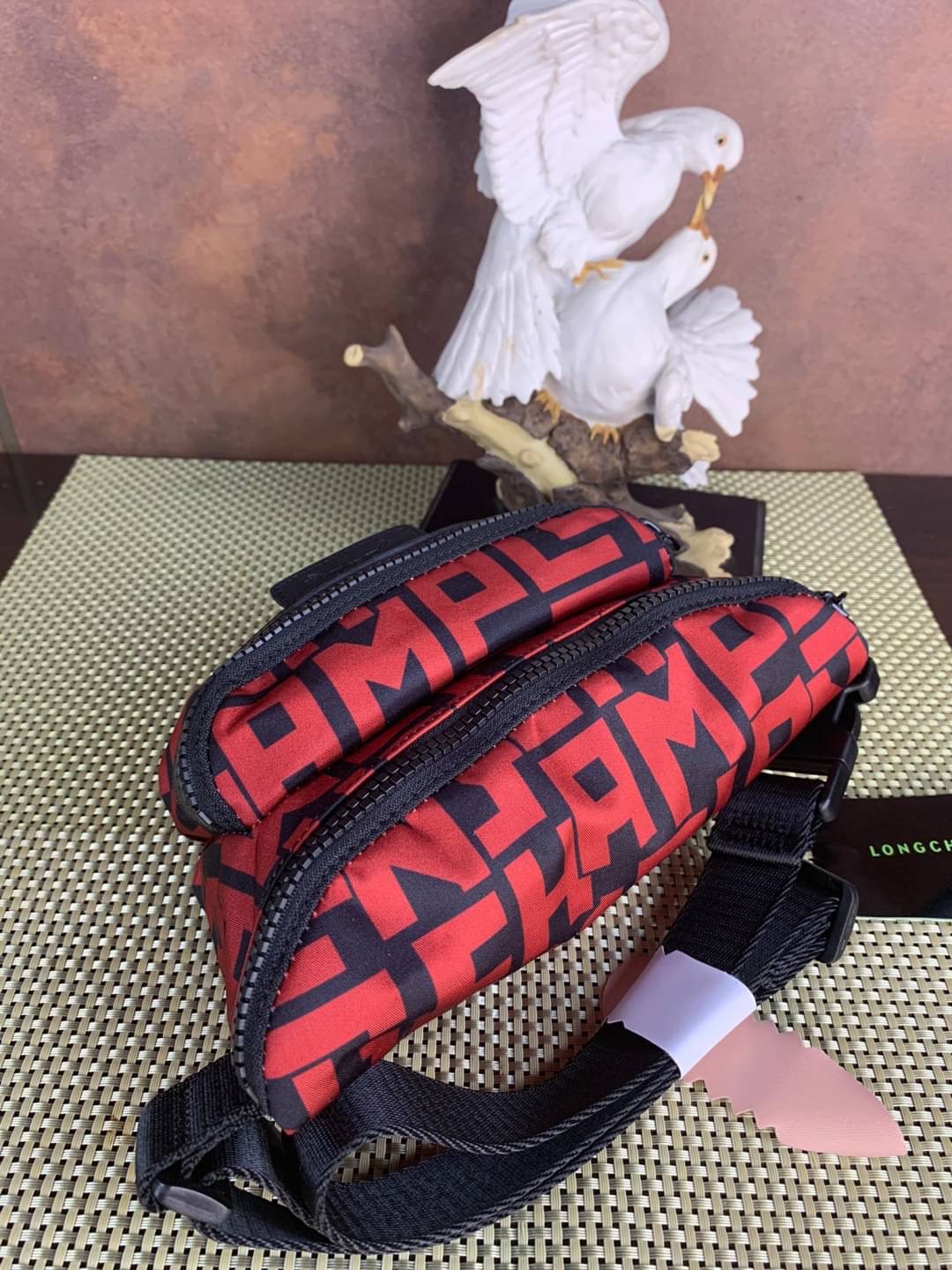 LONGCHAMP LE PLIAGE LGP BELT BAG M เท่ห์อย่างมีสไตล์กระเป๋าทรงคาดอกและคาดเอวดีไซน์แนวสปอร์ต เพิ่มความโดดเด่นทันสมัยด้วยลายซิกเนเจอร์ มีช่องซิปที่ใช้งานง่ายช่วยให้คุณหยิบใช้สิ่งของจำเป็นได้อย่างสะดวกและง่ายดาย และผสานสายรัดแบบปรับได้เข้ากับหัวเข็มขัดตัวล็อ