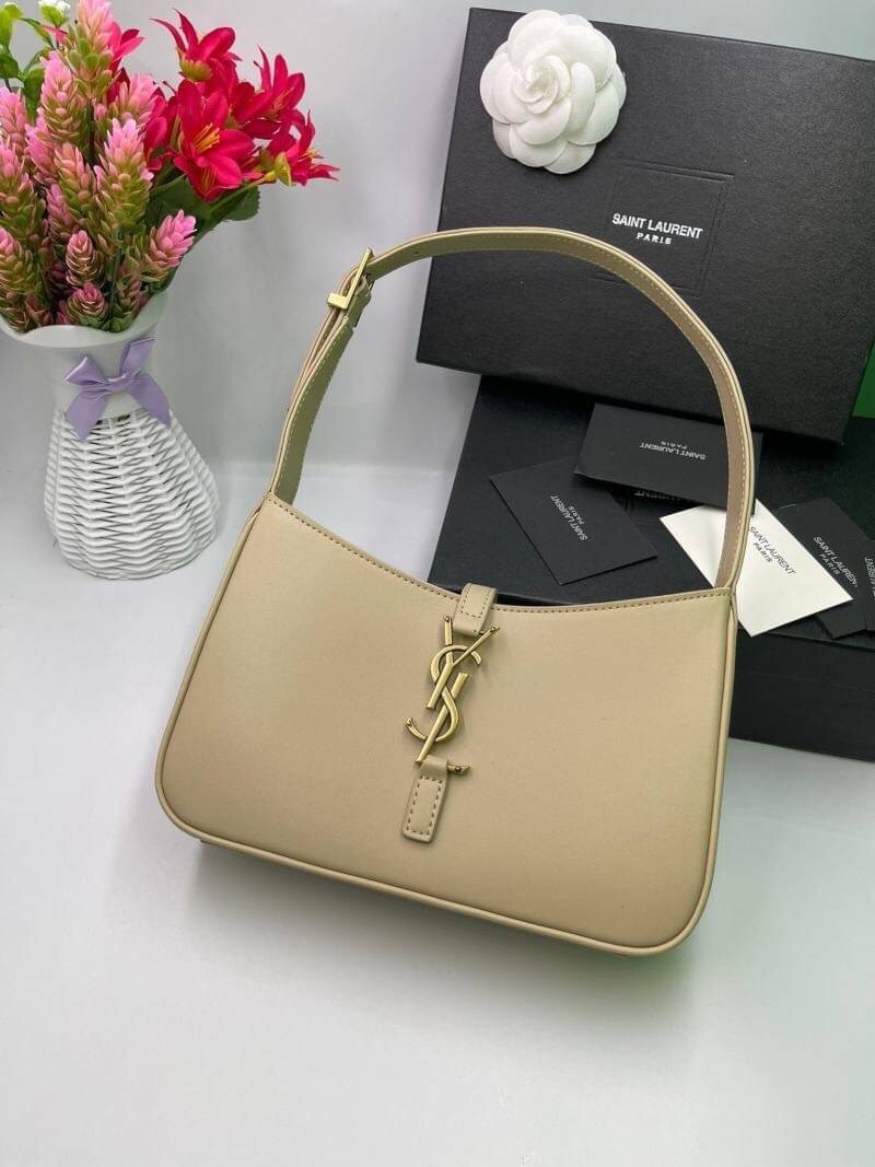 3สี VIP GIFT 】หนังแท้ Saint Laurent Le 5 à 7 Leather Hobo Bag รุ่นยอดนิยม รุ่นหายาก รุ่นที่สาวๆตามหา ใบนี้เลย!! สวยหรู กระเป๋าสะพายไหล่ ดีไซน์อยู่ทรง คลาสสิคแฝงความหรูด้วยโลโก้สีทองอร่ามโดดเด่น วัสดุหนังเรียบ สาวๆที่รออยู่ต้องรีบจัด รีบมีเป็นของตัวเองกันน