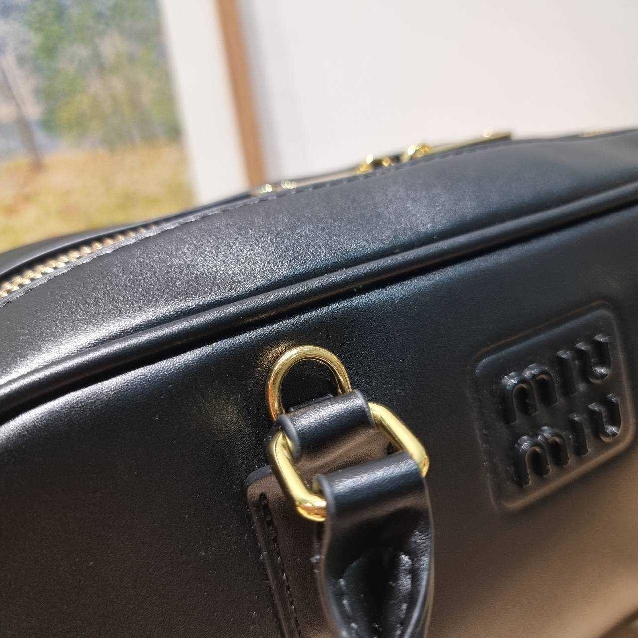 MIU MIU ARCADIE LEATHER BAG M, Geniş 27cm กระเป๋าถือ/สะพายสุดชิค น่ารักๆเก๋ๆ ดีไซน์เรียบแต่มากมีอยู่จริง สวยดูแพง