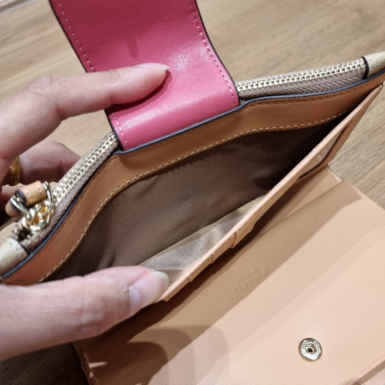 พร้อมส่ง 7 สี COACH C2874 TECH WALLET IN COLORBLOCK SIGNATURE CANVAS จัดให้สีใหม่ก่อนใคร!! ดีไซน์ใหม่ คอลเลคชั่นสวยหรู กระเป๋าสตางค์พร้อมสายคล้องมือ ง่ายต่อชีวิตมากจ้า!! มันดีอะไรเบอร์นี้ ใส่ได้ทั้งบัตร และโทรศัพท์ก็ใส่ได้ทุกรุ่น แถมยังมีช่องซิปแยกไปอีก ช