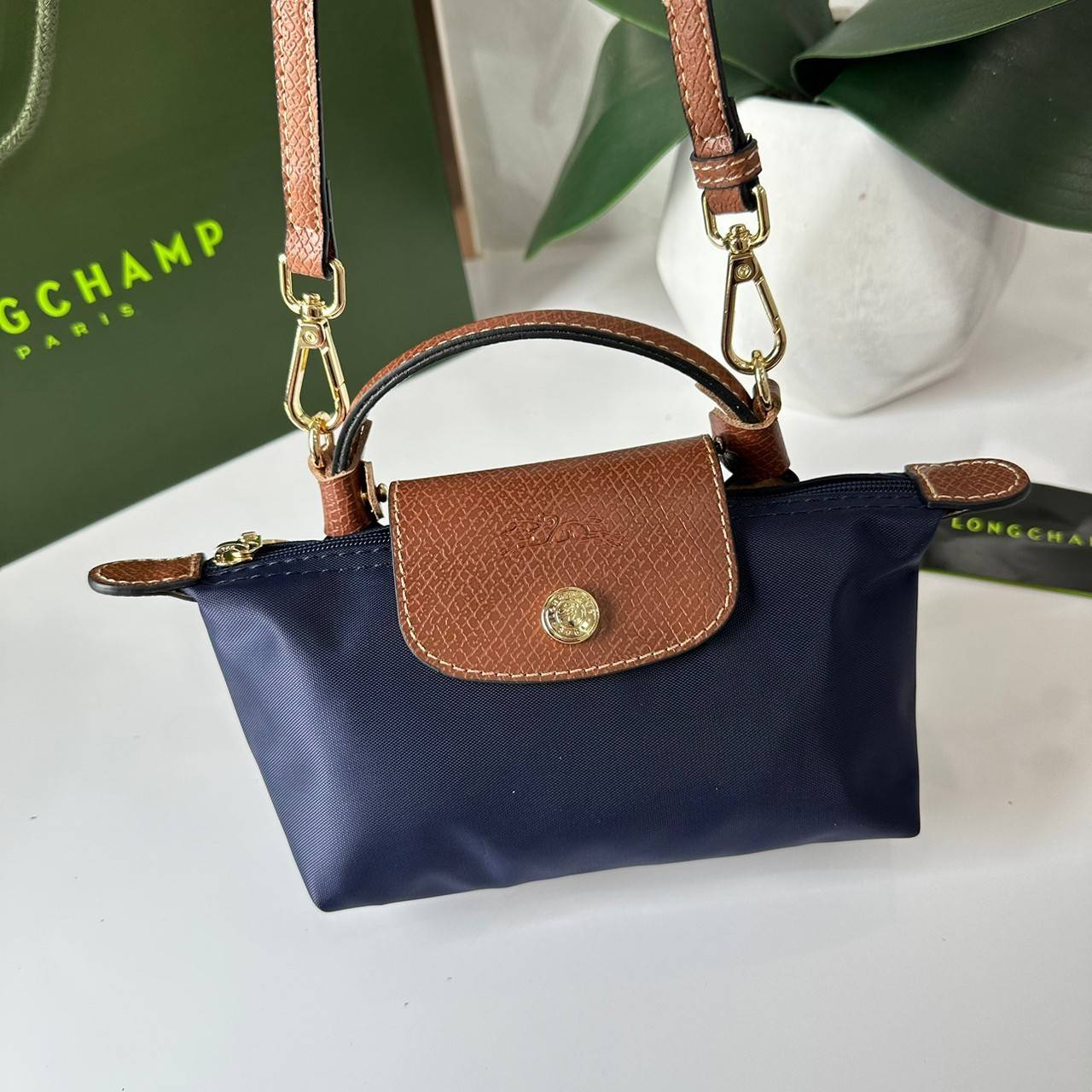 LONGCHAMP LE PLIAGE ORIGINAL Pouch with handle กระเป๋าใบเล็กขนาดกระทัดเหมาะกับใส่ของจำเป็นจุกจิก กันน้ำได้ พร้อมส่ง