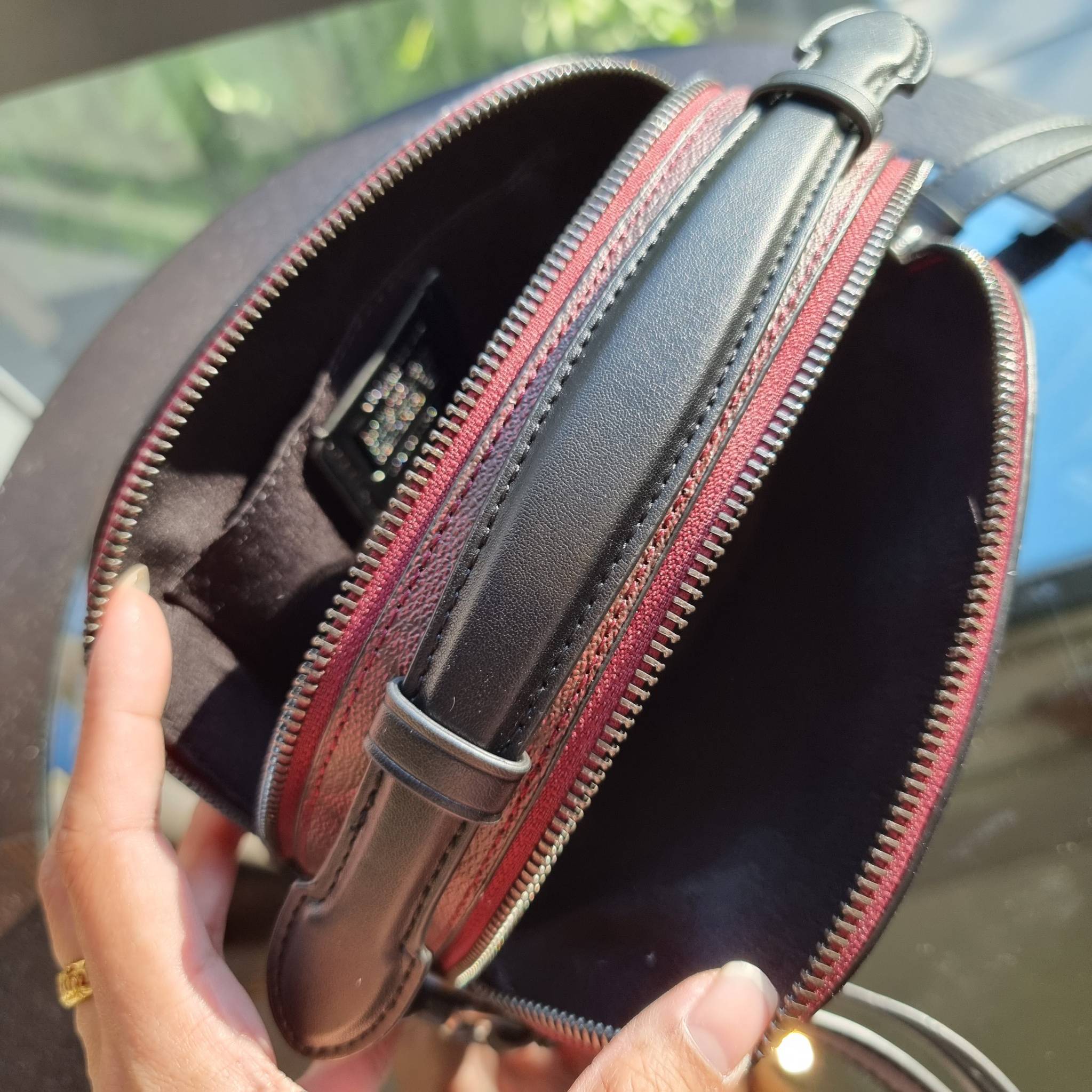 OUTLET 】COACH 1591 SERENA SATCHEL IN SIGNATURE CANVAS กระเป๋าสะพายคอลเลคชั่นยอดฮิต ดีไซน์ลุคผู้ดี ต้องยกให้น้องใบนี้เลย!! จัดสีขายดี สีลุคคุณหนูมาให้ สวยตาแตก!! วัสดุหนังแคนวาส เปิด-ปิดด้วยซิป 2 ช่องหลัก ภายในเป็นช่องโล่ง เก็บของได้แบบสบายๆ ใส่มือถือได้ทุ