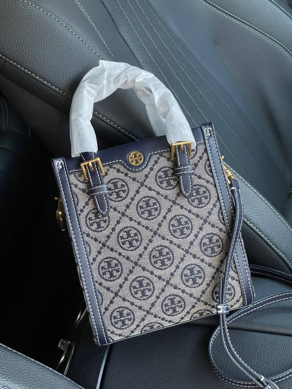 Tory burch t monogram jacquard mini tote ลวดลายT monogram ด้วยโลโก้สุดไอคอนนิคของแบรนด์ โดดเด่นด้วยกราฟฟิคและดีไซน์ ออกมาในหลายรูปแบบหลายคอลเลคชั่น แต่ละคอลเลคชั่นสวยหรูไม่แพ้กัน ทรงมินิโท้ท ขนาดกำลังดี ใช้งานง่าย ก็เป็นอีกหนึ่งรุ่นที่ทันยุคทันสมัยที่สาวๆ