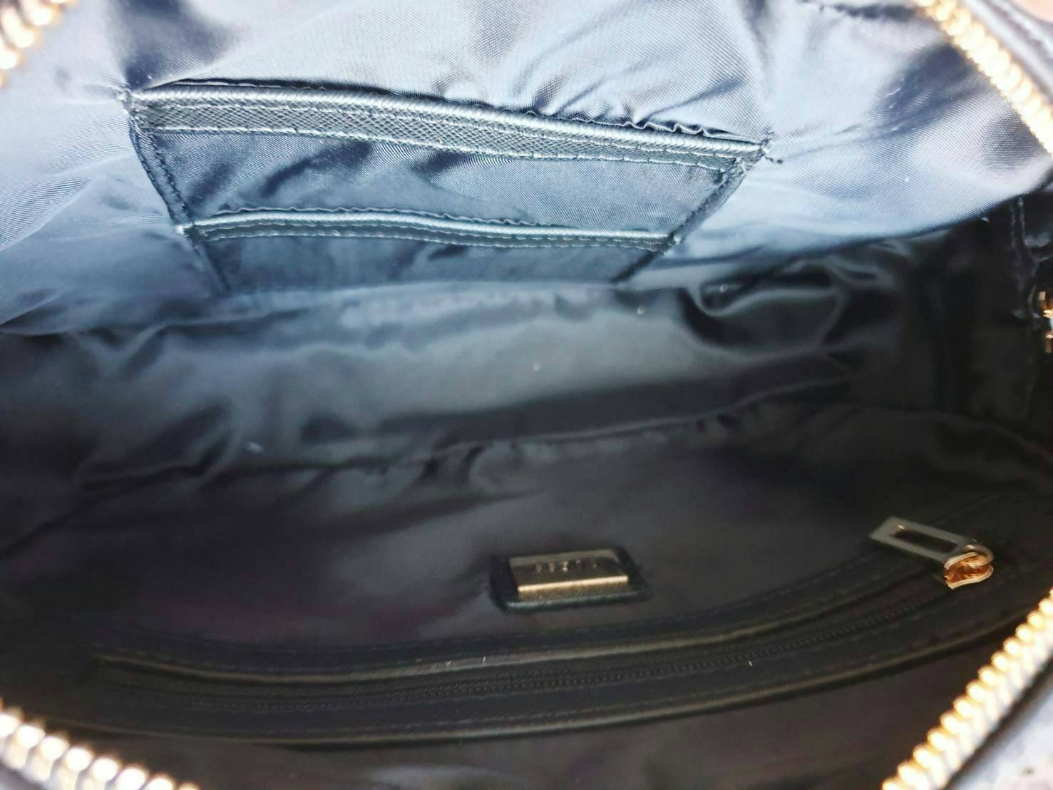 GUESS ANGELEA LOGO CROSSBODY กระเป๋าสะพายหนังซาฟิโน่ทรงตั้งสวย ด้านหน้าติดโลโก้แบรนด์ทรงกลมนูน เปิดปิดด้วยซิป ด้านในโล่งกว้าง มีช่องซิปเล็ก สามารถใส่กระเป๋าสตางค์ใบยาว มือถือ ของจุกจิกได้เยอะ ขนาดกำลังดี สะพายได้เท่ห์ๆเข้าได้กับทุกชุดเลยนะคะ