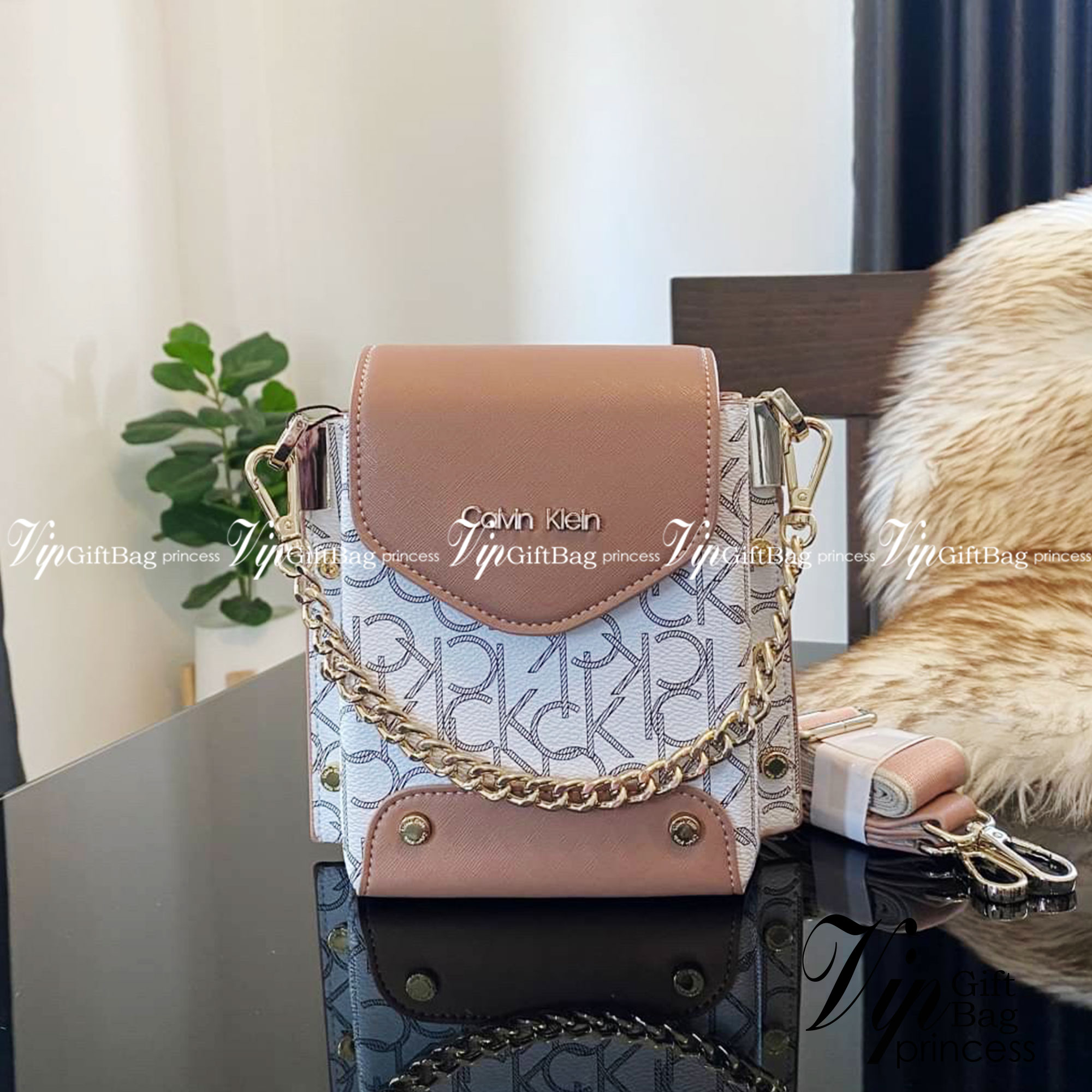 CALVIN KLEIN JEANS crossbody bag กระเป๋าถือหรือสะพาย ลายซิกเนเจอร์แบรนด์ทั้งใบ เปิด-ปิดกระเป๋าด้วยกระดุมแม่เหล็ก ด้านในแบ่งเป็น 2 ช่องหลัก และมีช่องเล็กใส่ของจุกจิก ซับในลายแบรนด์อย่างดี มาพร้อมสายสะพายยาวปรับระดับได้ฟรีไซต์ สามารถใช้ได้หลากหลายโอกาสค่ะ