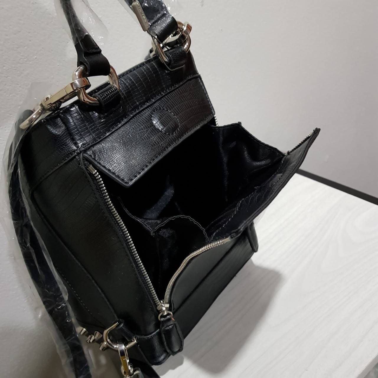 CHARLES & KEITH BACKPACK กระเป๋าเป้สพาย รูปทรงน่ารัก แต่งหมุดให้ look เท่ห์ในตัว ใส่ของได้เยอะ มีซิปเปิดปิดทั้งสองข้าง และกระดุมแม่เหล็ก สวยหรูน่าใช้มากค่ะ