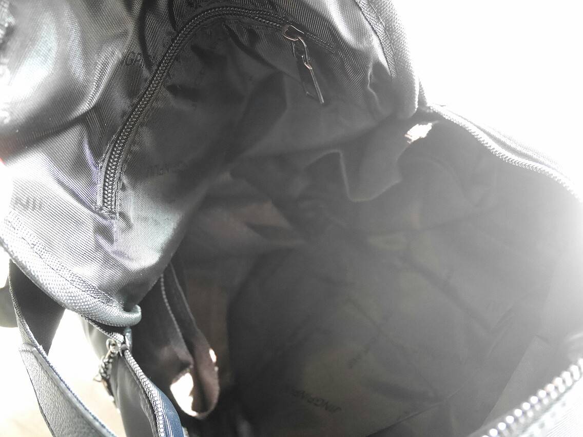 รุ่นใหม่ค้า New item! กระเป๋าเป้ทรงน่ารักจากงาน Premium gift สุดหรู แบรนด์ชาแนล โดดเด่นด้วย รูปทรงน่ารัก ขนาดกำลังดี หนังนิ่ม ด้านหน้าปั้มแบรนด์ด้วยหนัง PU ด้านในเปิดด้วยซิปโซ่ CC มีช่องใส่ของแบ่งเป็น 2 ช่องใหญ่ ด้านหลังสายสะพายยาวปรับได้ เป็นอีกไอเท็ม ที