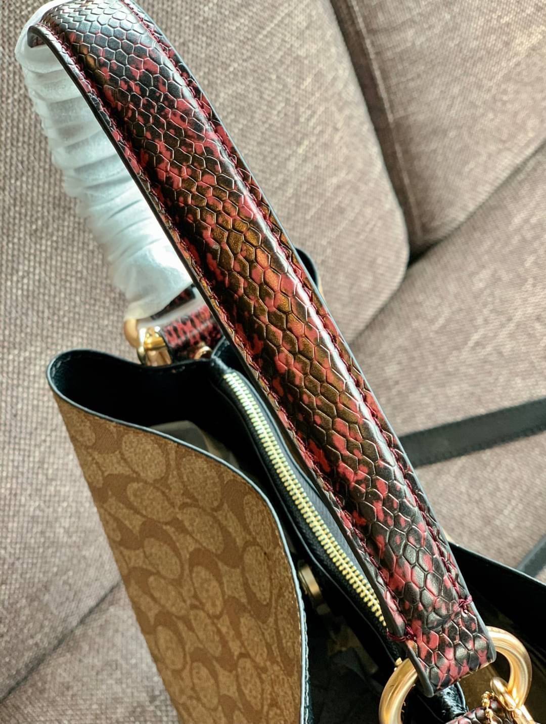 ใบใหญ่ตามมาติดๆ ห้ามพลาดค่า! Coach X Jean Michel Basquiat Town Bucket Bag In Signature Canvas ((C5787)) พร้อมส่งใบใหญ ใส่จุใจเลยจ้าา😘 กระเป๋าทรงถังใหญ่ วัสดุหนังแคนวาส หนังนิ่มสวยงาม 💥จุดเด่นคือเพนท์รูปก็อตซิล่าสวมมงกุฏ เป็นการออกแบบโดยการ