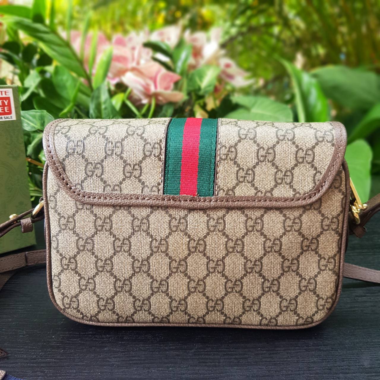 GUCCI Ophidia mini GG shoulder bag กระเป๋าถือ กระเป๋าสะพายทรงสวย ดีไซน์ที่เป็นเอกลักษณ์ จะถือเป็นครัช สะพายไหล่ หรือครอสบอดี้ก็สวยลงตัวได้ทุกสไตล์