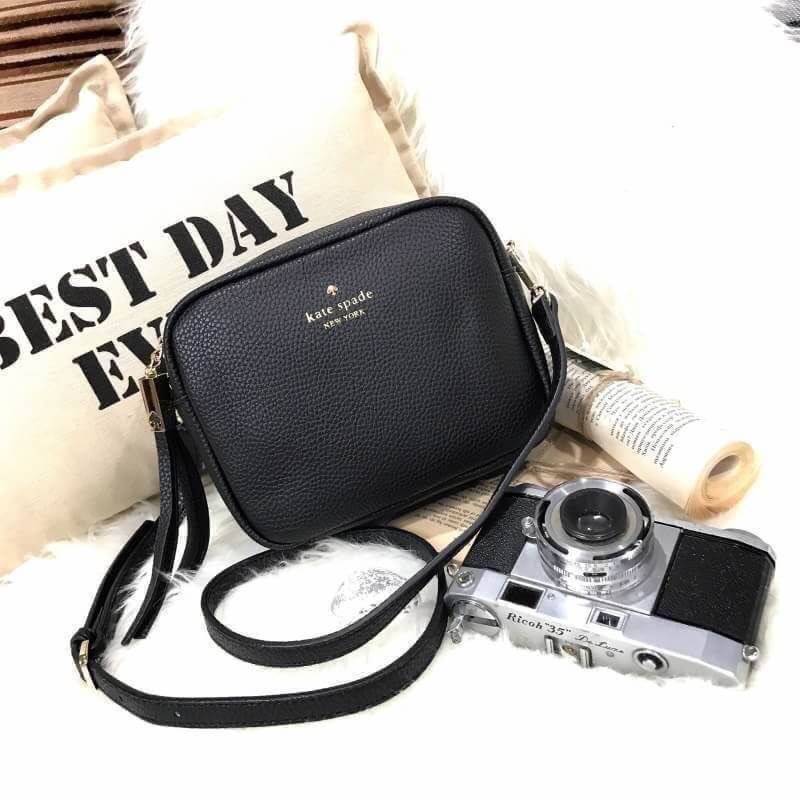 Kate Spade New York Mini Leather Shoulder Bag กระเป๋าสะพายขนาดมินิหนังสวยหรูอยู่ทรงด้านหน้าประดับโลโก้เเบรนด์สีทอง มาพร้อมหัวซิปพู่หนัง และสายสะพายยาวปรับระดับได้ ภายในมีโลโก้ ช่องซิป ช่องใส่ของ ใส่กระเป๋าสตางค์ มือถือ iphone ของจุกจิกได้เยอะ สะพายข้างหรื