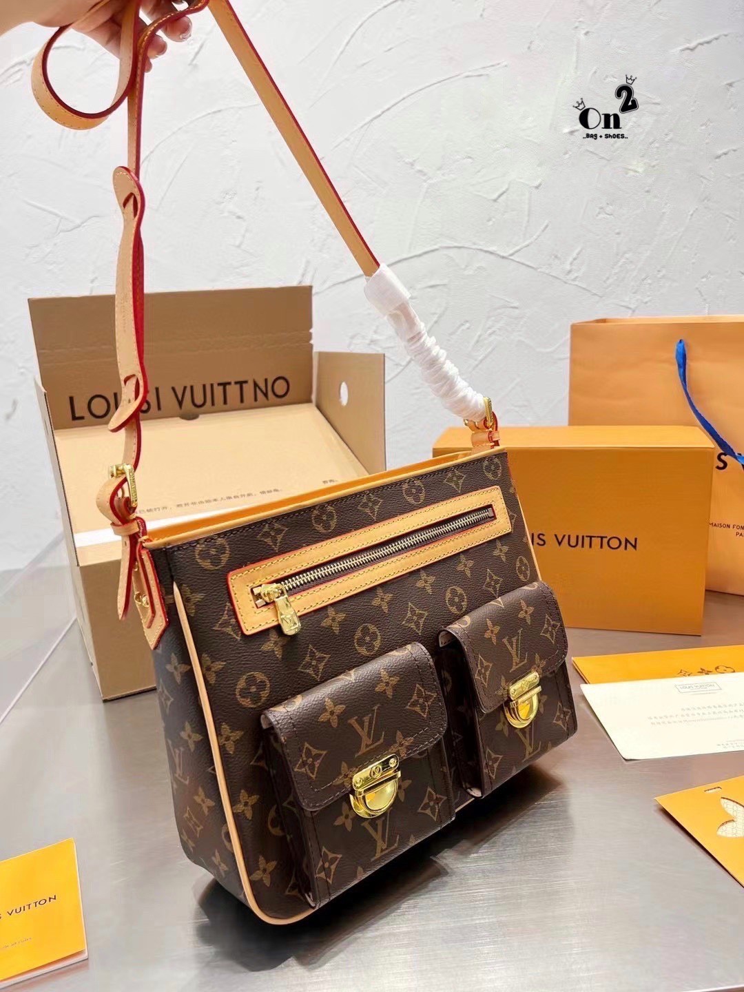 LV Hudson GM Monogram กระเป๋าสะพายสุดเท่ห์ไม่ซ้ำใคร Unisex ขนาดกำลังดี รูปทรงสวย ด้านหน้าโดดเด่นด้วยสกรีนโลโก้แบรนด์ วัสดุแคนวาส ผสมหนังแท้ ด้านในโล่งกว้าง มีช่องแยกย่อยไว้เก็บของสำคัญได้อย่างเป็นสัดส่วน จุของได้เยอะ พร้อมสายสะพาย ปรับระดับได้ตามการใช้งาน