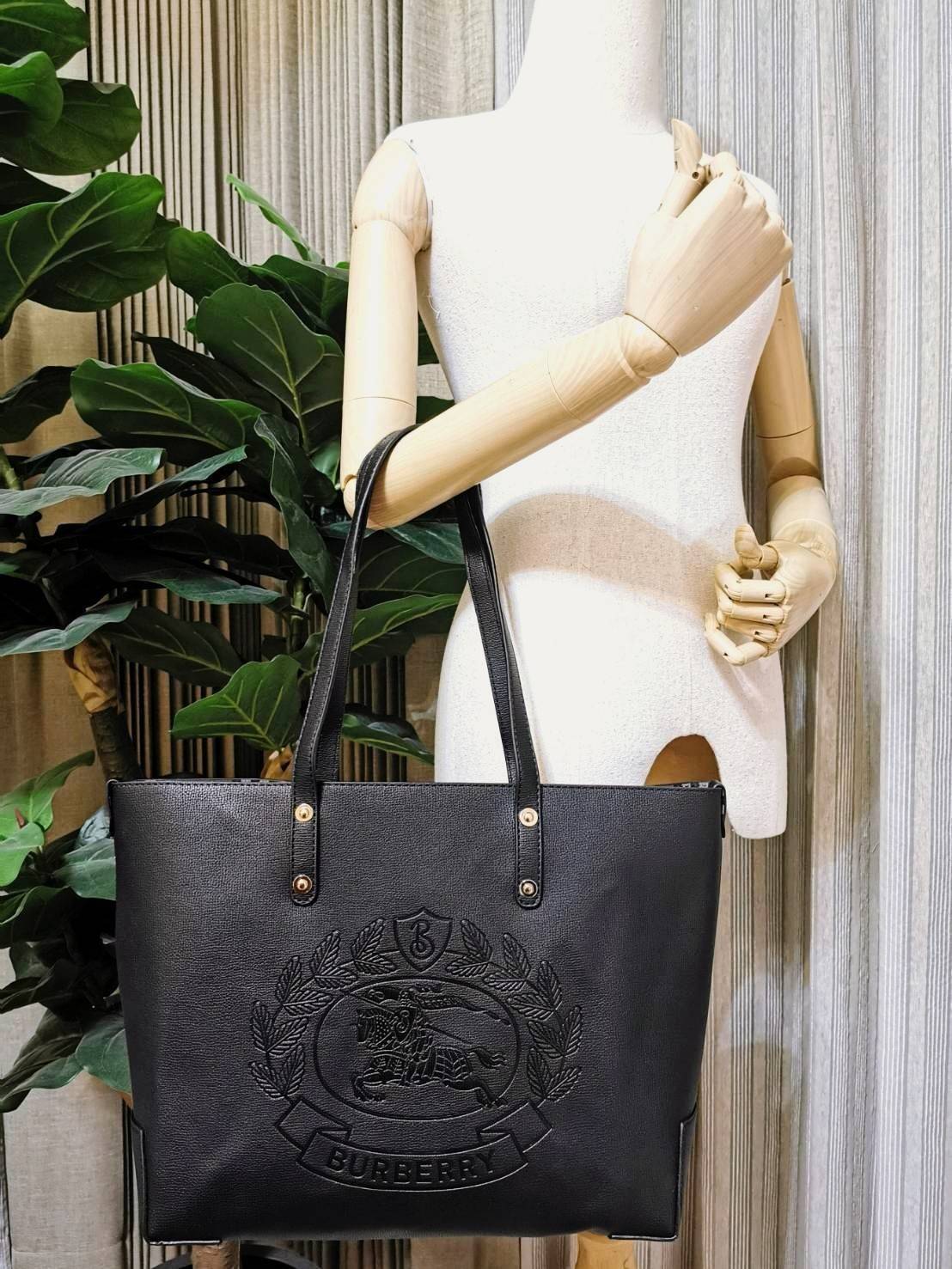 VIP 】BURBERRY FRAGRANCES TOTE BAG VIP GIFT WITH PURCHASE (GWP) พรีเมี่ยมกิ๊ฟ Limited Edition จาก BURBERRY PERFUME รุ่นแนะนำ ดีไซน์สวยโดดเด่นหนังสีดำขึ้นเทคเจอร์ด้านหน้ามีโลโล้แบรนด์ ภายในลายวินเทจสุดคลาสสิค โล่งกว้างมีช่องซิปเล็กและโลโก้ด้านใน สามารถใส่เอ