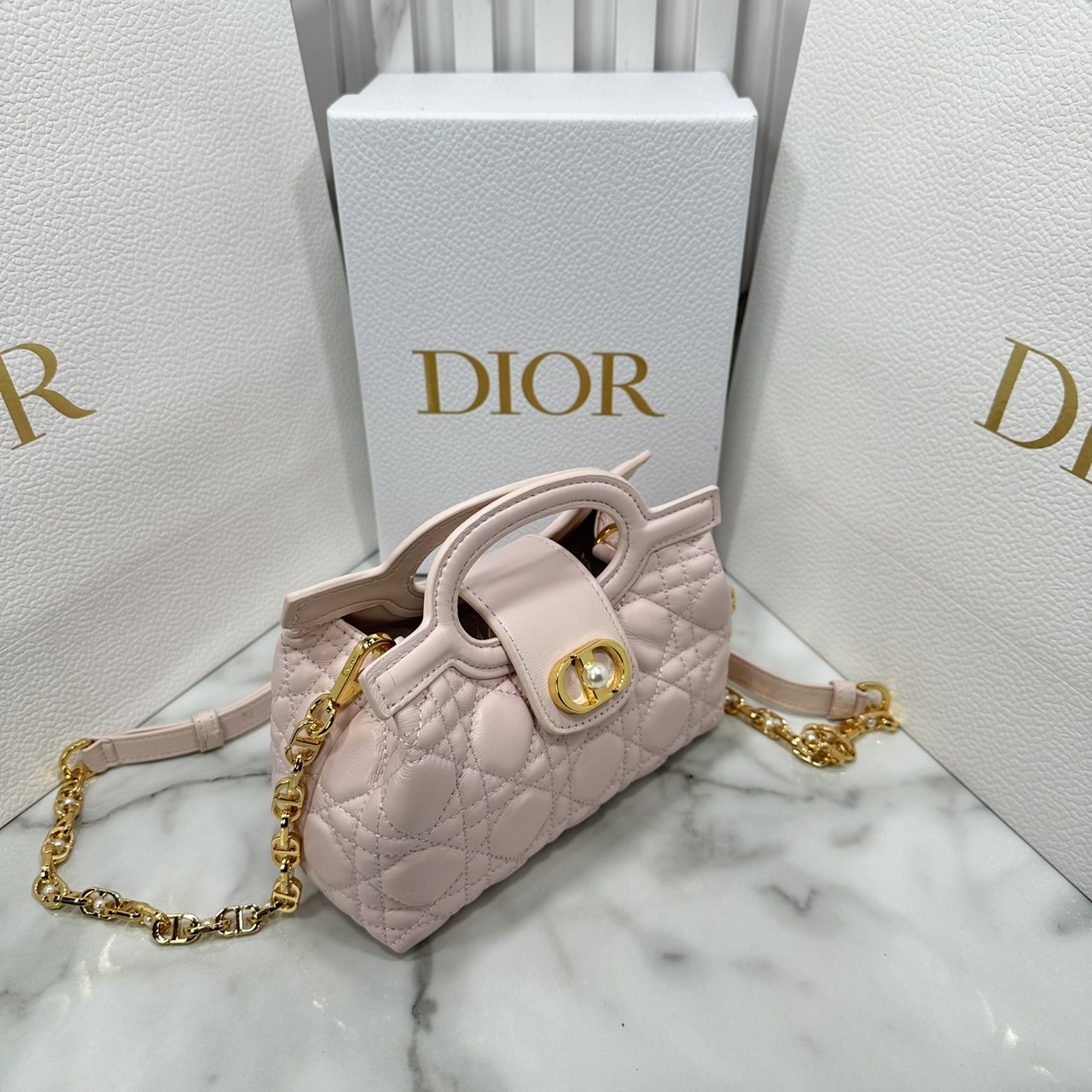 ORI หนังแท้ | Dior Jolie Top Handle Mini Bag กระเป๋าสะพายโจลี่ไซส์มินิหูจับในตัว ดีไซน์หรูหรา โดดเด่นด้วยฝาพับโลหะสีทอง ประดับมุกเรซินสีขาว มาพร้อมสายโซ่มีหนังรองบ่า สะพายไหล่หรือสะพายข้างได้ ทั้งกลางวันและกลางคืน