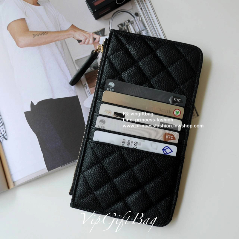 พร้อมส่งที่ไทยแล้วค่ะ♡♡ **สำหรับคนชอบพกน้อย **กะทัดรัด แนะนำรุ่นนี้คะ งานพรีเมี่ยมกิ้ฟท์จากเค้าเตอร์ต่างประเทศ กระเป๋าสตางค์ทรงสวย สะดุดตา หนังสัมผัสลายด้าน จากแบรนด์ CHANEL (GWP) ด้านหน้ามีโลโก้แบรนด์ CC สีทองหรู **อะไหล่สีทองทั้งใบ มีช่องซ