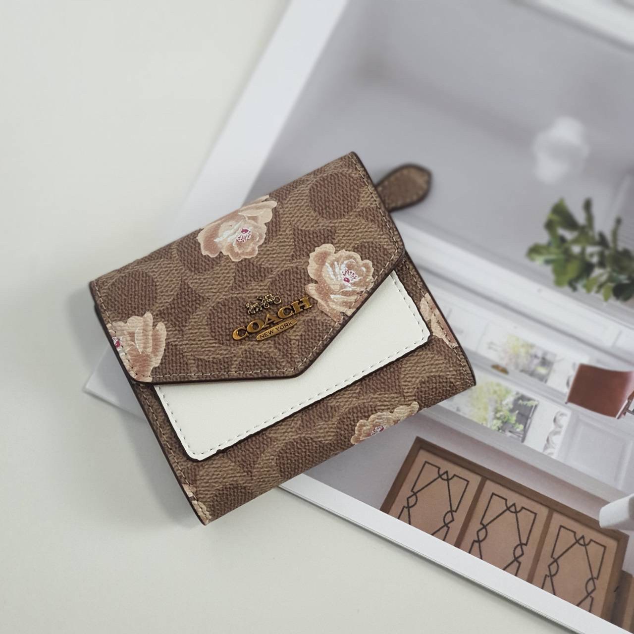 COACH SMALL WALLET IN SIGNATURE CANVAS กระเป๋าสตางค์ใบสั้น แบบพับสองตอน หน้าจดหมาย เปิดปิดด้วยกระดุมปั้มแบรนด์ ด้านในมีช่องใส่บัตรหลายช่อง และช่องใส่ธนบัตร ด้านหลังมีช่องซิปเหรียญอีกหนึ่งช่อง น้ำหนักเบา พกพาสะดวก มีให้เลือกหลายสี ห้ามพลาดค่ะ!