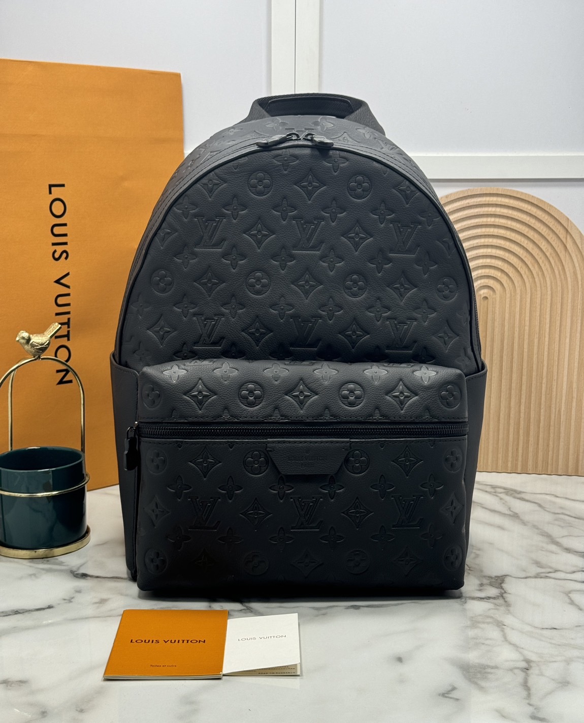 LV Discovery Backpack กระเป๋าเป้สะพายหลัง ผสมผสานความมีสไตล์ สะดวกสบาย กับฟังก์ชันการใช้งานเข้าด้วยกัน ไอเท็มออกแบบรับกับรูปร่าง ปั้มลาย Monogram Shadow เต็มใบ