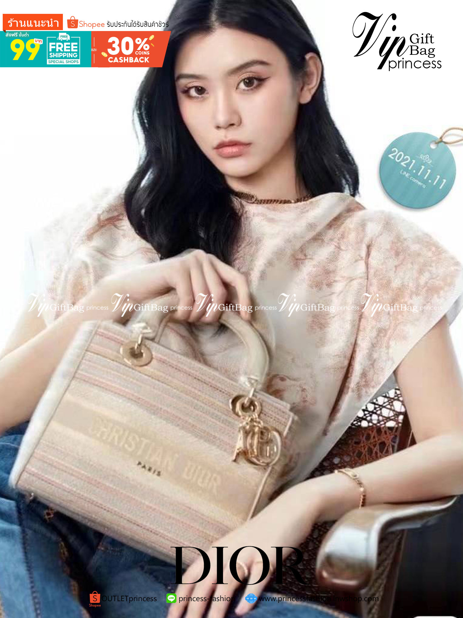 DIOR WOMEN MEDIUM LADY D-LITE BAG VIP GIFT WITH PURCHASE (GWP) พรีเมี่ยมกิ้ฟ Limited Edition จาก DIOR DUTYFREE COUNTER วัสดุหนังแท้ Calfskin หุ้มด้วยผ้า Cannage อีกชั้นและปักลวดลาย 'Dior Palm' กระเป๋า Lady D-Lite ผสมผสานความสง่างามและคลาสสิกที่เ