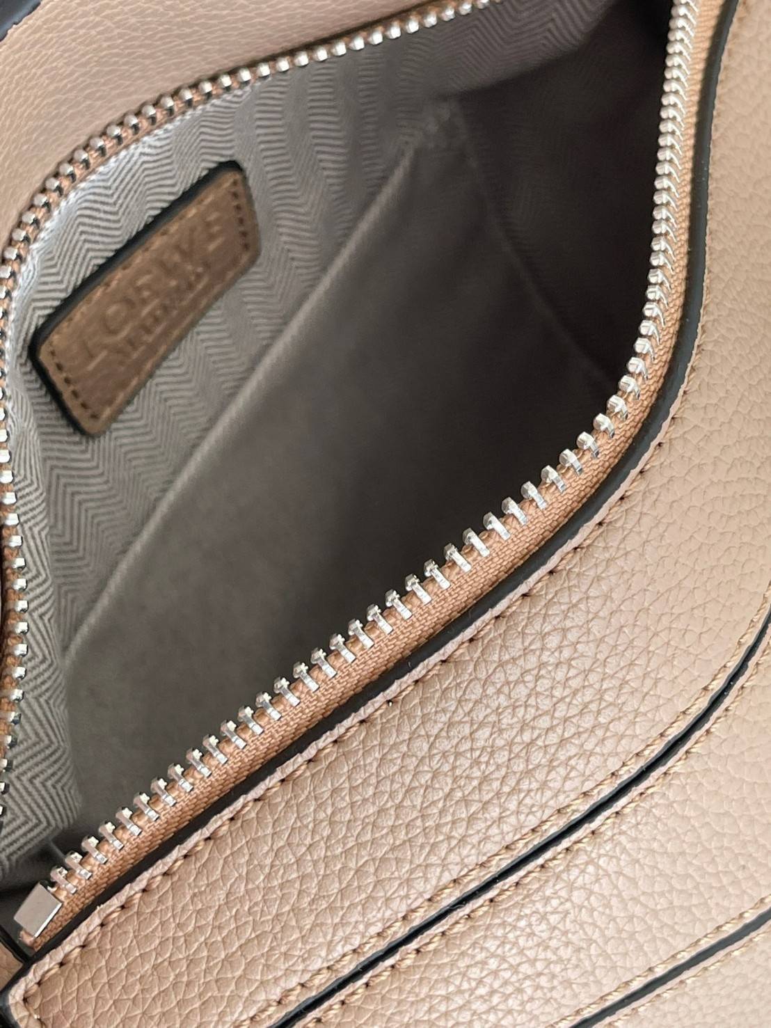 Loewe Puzzle Bag In Classic กระเป๋าทรง Puzzle นี้ออกแบบโดย Jonathan Anderson โดยได้รับแรงบันดาลใจในการออกแบบมาจากรูปทรงของลูกรักบี้ ดังนั้น จึงจะเห็นได้ว่าการตัดเย็บและรูปทรงของกระเป๋านั้นคล้ายคลึงกับลูกรักบี้ รูปทรงดูมินิมอลไม่ทิ้งคอนเซ็ปต์ของแบรนด์ สามา