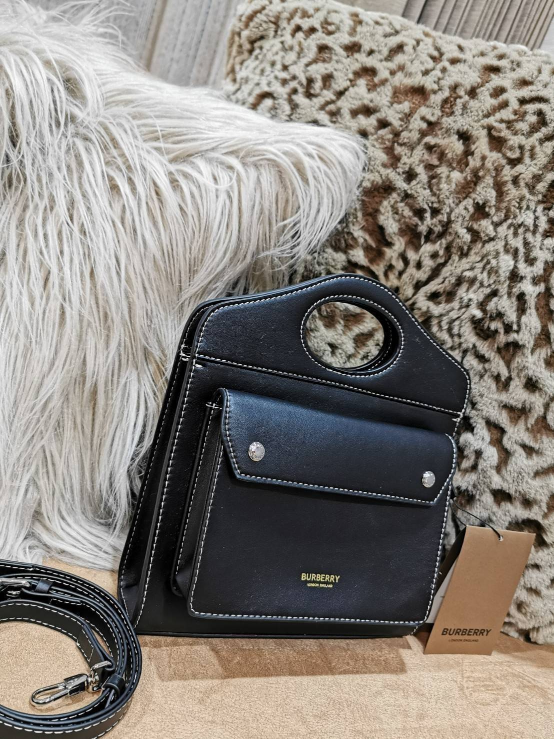 BURBERRY FRAGRANCES CROSSBODY BAG VIP GIFT WITH PURCHASE (GWP) พรีเมี่ยมกิ๊ฟ Limited Edition ใหม่ล่าสุดจาก BURBERRY PERFUME วัสดุหนังแท้ Calf Skin ทรงเหลี่ยม ดีไซน์สวยหรูอยู่ทรง ด้านหน้ามีช่องใส่ของ ภายในโล่งกว้าง มีช่องซิปแบรนด์ สามารถใส่กระเป๋าสตางค์ใบย