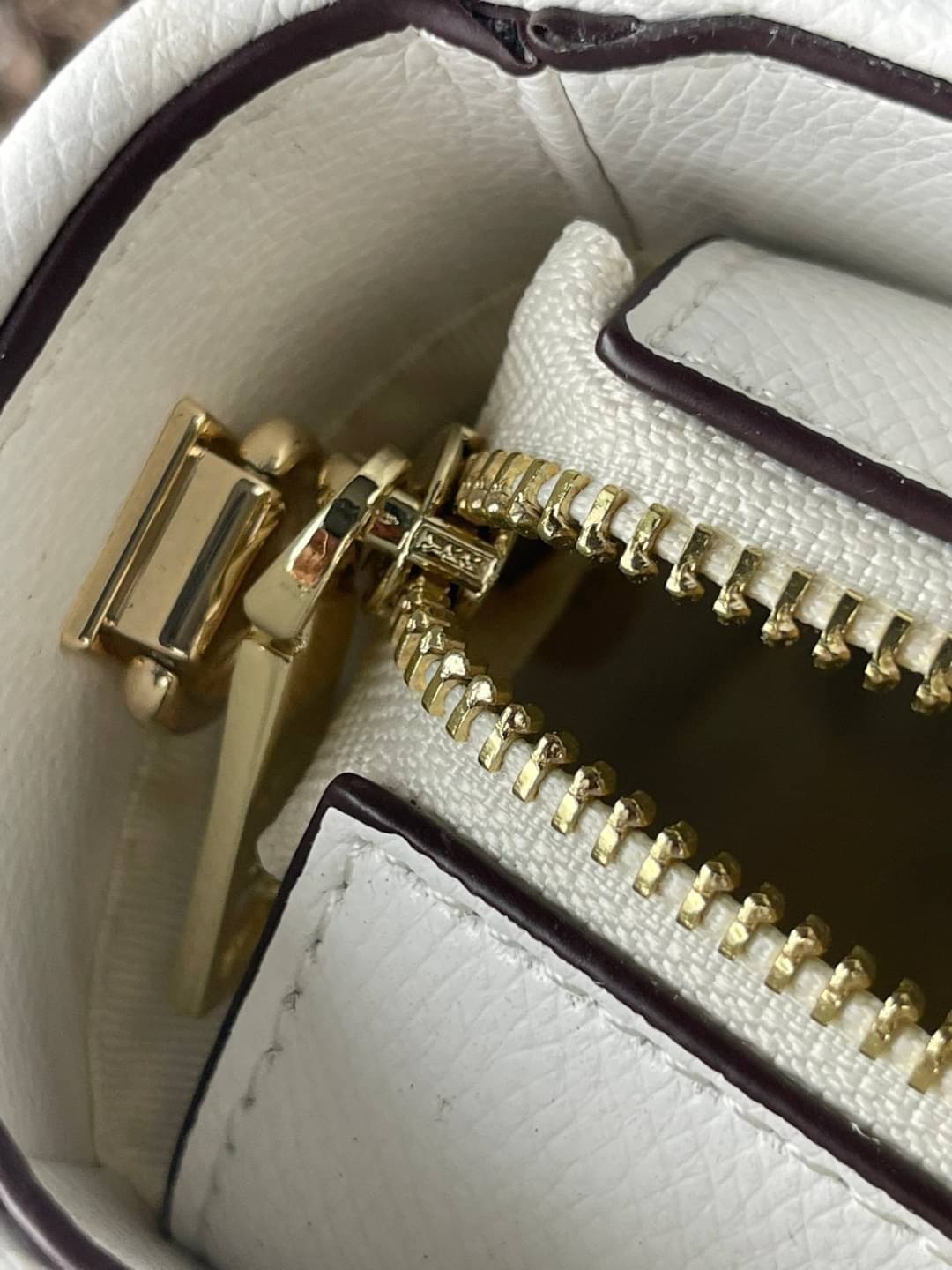 Coach Perry Tote Classic Bag F57568 รุ่นใหม่ล่าสุด กระเป๋ารูปทรงสี่เหลี่ยมสุดคลาสสิก เป็นกระเป๋าอเนกประสงค์ที่สามารถใช้ได้แทบทุกโอกาส ไม่ว่าจะไปเรียน, ไปทำงาน, ไปเที่ยว หรือแม้แต่ไปชอปปิง ด้วยขนาดที่กำลังดี ไม่ใหญ่เทอะทะ แต่ก็ไม่เล็กจนเกินไป มาพร้อมหูหิ้ว