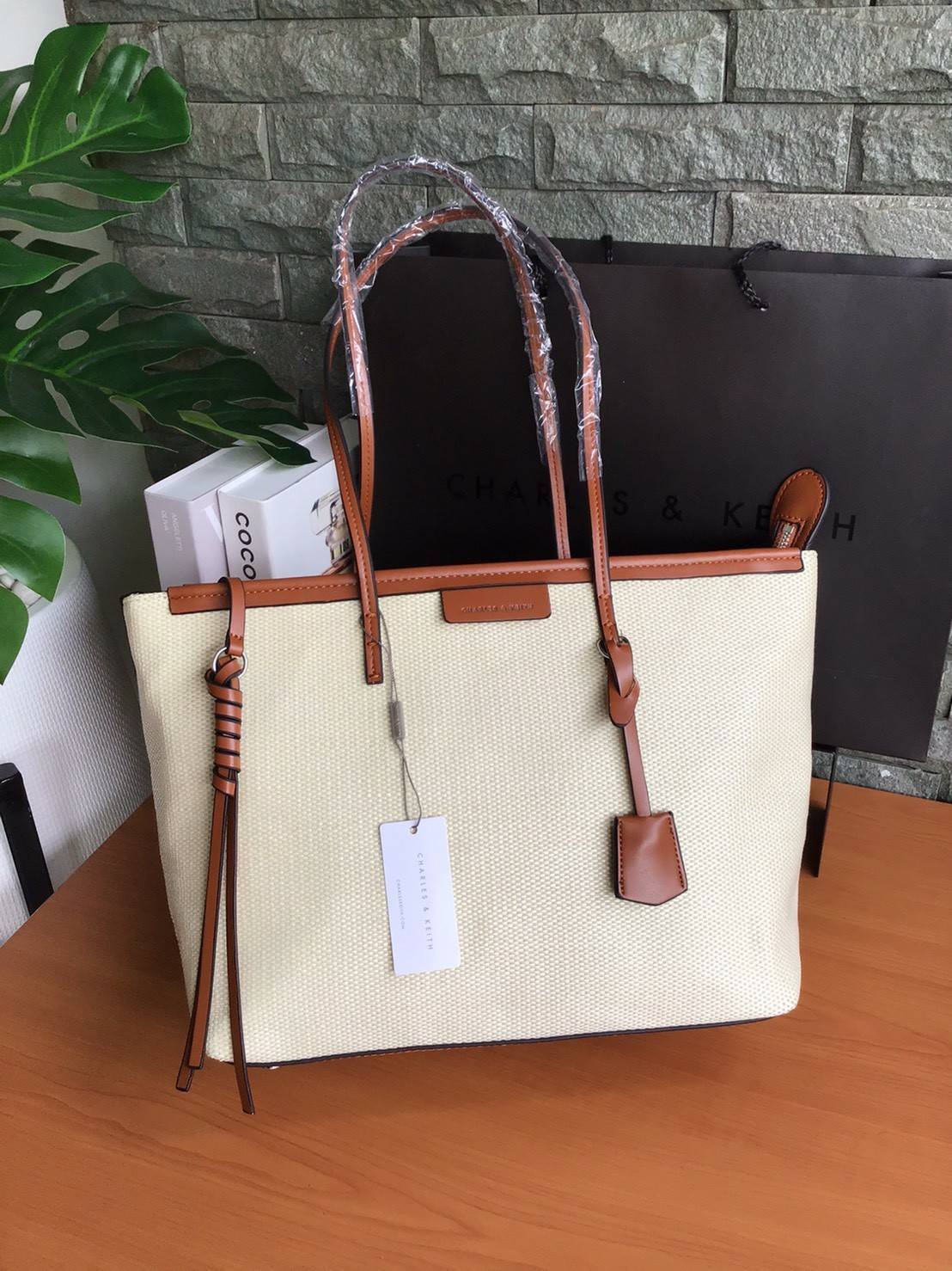 Charles & Keith Black Textured Tote Bag ฮอตฮิตตลอดกาลสำหรับรุ่นนี้ รุ่นยอดนิยม!! มากี่รอบกี่รอบก็ขายดี ใครไม่มีรุ่นนี้ติดตู้ไว้ถือว่าเชยมาก(!!) กระเป๋าสะพายทรง Shopping bag ใบใหญ่จุของได้ใจ น้ำหนักเบา โดดเด่นด้วย Textured วัสดุสานรอบใบ ตัดขอบหนัง สวยอยู่ท