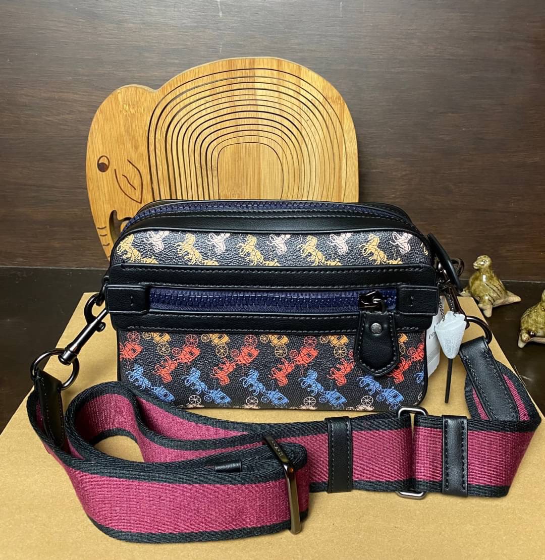 COACH ACADEMY CROSSBODY WITH HORSE AND CARRIAGE PRINT (COACH 89084) ผ้าใบเคลือบพิมพ์ลายและหนังกรวดขัดเงา ภายในกระเป๋ามัลติฟังก์ชั่น| ปิดด้วยซิป ซับในผ้า ด้านนอกมีซิปและกระเป๋าสลิป สายสะพายถอดได้