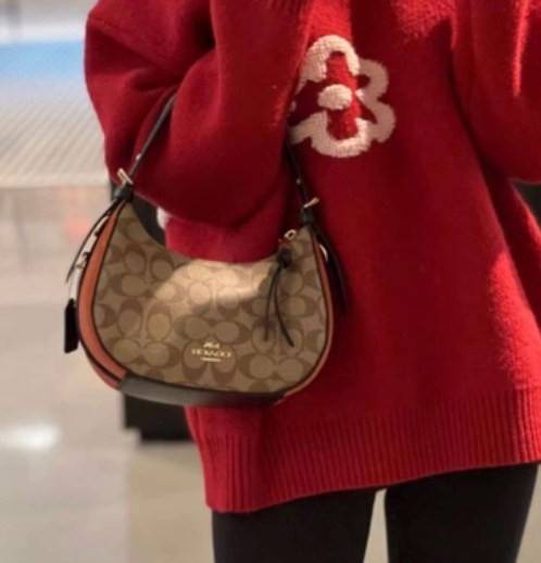 COACH KLEO HOBO BAG ((C7257//C6809//C6807)) พร้อมส่ง คุณภาพเกินเบอร์เลยจ้าา จำนวนจำกัด! กระเป๋าคล้องไหล่หรือสะพายข้างได้ Hobo รุ่นใหม่ล่าสุด ดีไซด์รูปทรงให้ดูเรียลขึ้น หนังแท้นิ่มสวย เปิดปิดกระเป๋าแบบซิปมีหนังห้อยลงมา ภายในกระเป๋าสามารถใส่กระเป๋าเงินใบยาว