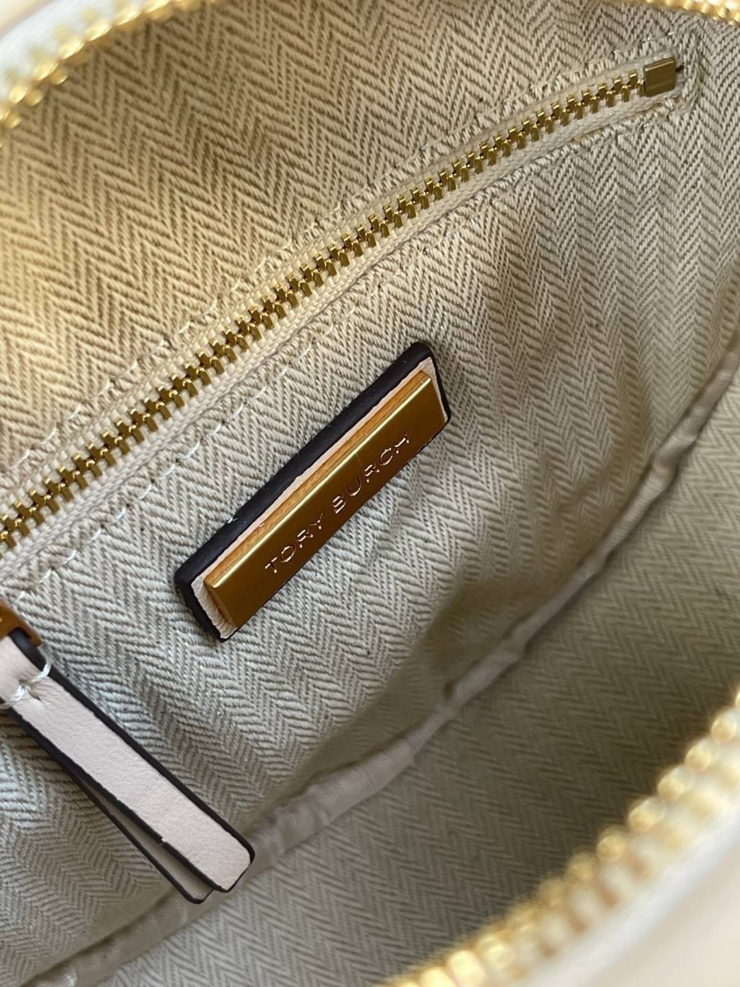 Tory burch Kira Cheron Circle Crossbody กระเป๋าสะพายคาดลำตัวรุ่นนี้โดดเด่นด้วยรูปทรงกลมสุดชิค ขนาดกะทัดรัด พร้อมด้วยหนังกระเป๋าที่ทำจากหนังแท้คุณภาพดี เพราะ Kira Chevron เป็นรุ่นที่ตอบโจทย์และครองใจสาว ๆ ได้อย่างแท้จริง เนื่องจากมีดีไซน์เรียบหรู โดยทางแบร