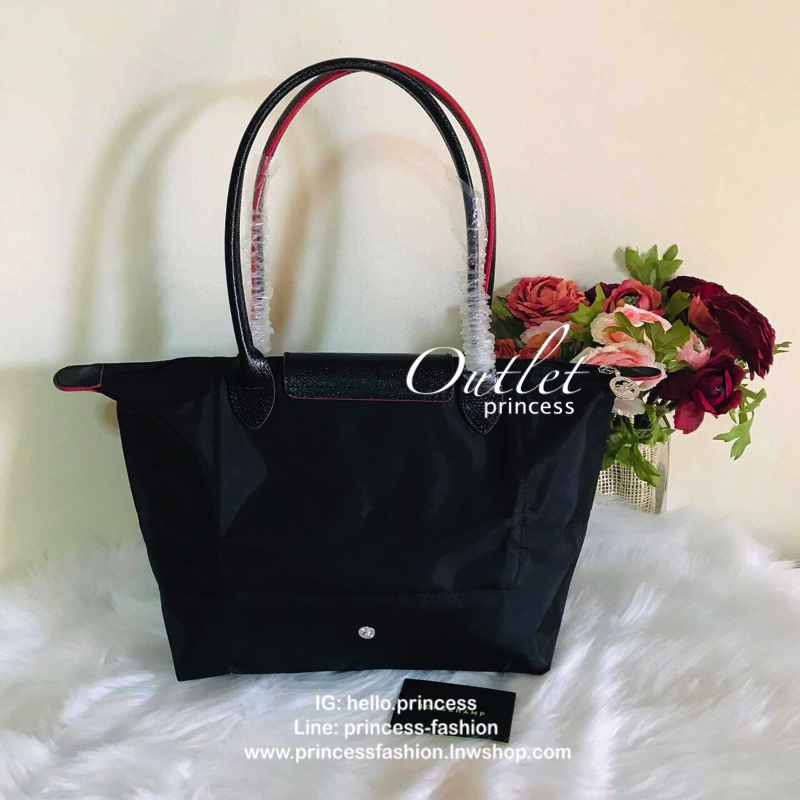 Size : M Longchamp Le Pliage Club Tote Bag กระเป๋าสะพายรุ่นยอดนิยม วัสดุเนื้อผ้า Nylon Canvas เคลือบกันนำ้ ตัดด้วยหนังแท้ น้ำหนักเบา ดีไซน์เรียบง่ายแต่เต็มไปด้วยความคลาสสิก เป็นที่ชื่นชอบไปทั่วโลก Longchamp ปรับโฉม LE PLIAGE ด้วยการปักลายรูปม้า-ตราสัญลักษ