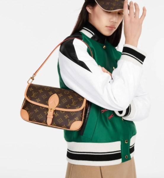 LOUIS VUITTON DIANE MONOGRAM พร้อมส่ง สุดคุ้ม! กับกระเป๋าLV พรีเมี่ยมกิฟ ตปท. หนังแท้ นิ่ม ทรงสวยมากๆค่ะ ((พื้นผิวหนังเป็นการขัดตามธรรมชาติจะมีรอยดำๆตรงขอบหนังนะคะ)) รุ่นนี้มาในลุคสวย หรู ดูชิล เพราะไม่ว่าลุคไหนๆก็เอาจริงๆจ้า! เปิดปิดกระเป๋าแบบกระดุมแม่เห