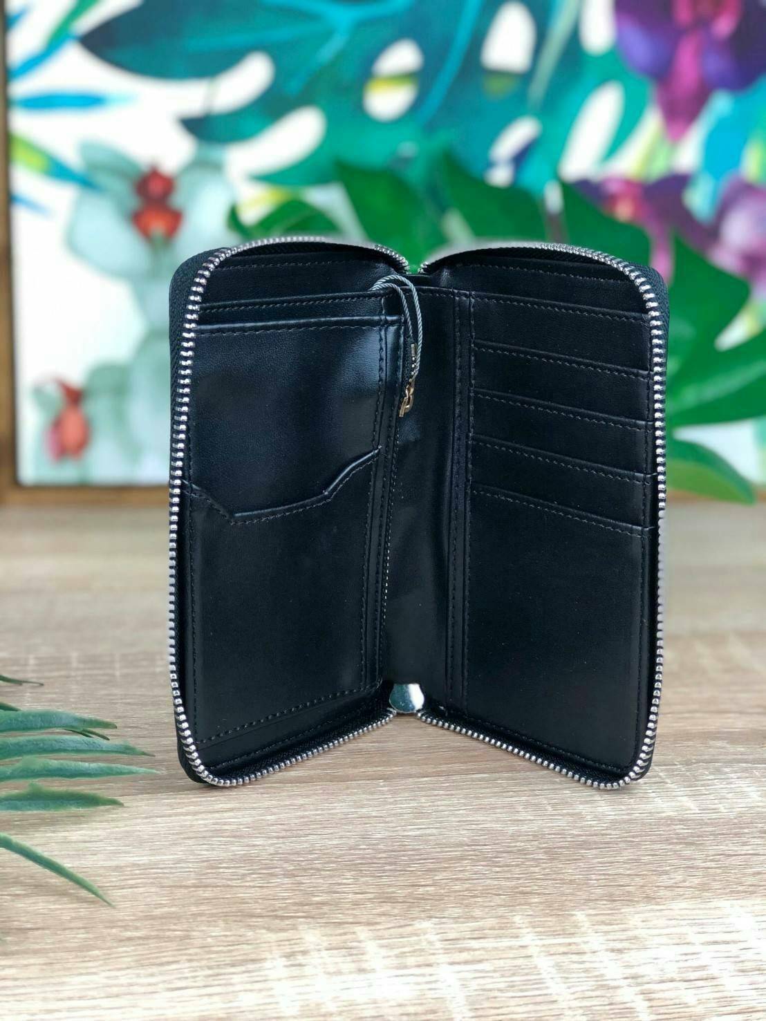 CHARLES & KEITH CHAIN ZIP WALLET กระเป๋าเงินซิปรอบใบกลาง หนังขึ้นลายสวยงาม ด้านหน้าปั๊มโลโก้แบรนด์ มีจุดเด่นที่ซิปเป็นห่วงโซ่เล็กๆน่ารัก ด้านในมีช่องซิปใส่เหรียญ ช่องบัตร 4 ใบและช่องใส่ธนบัตรตามยาว ใส่แบงค์พันได้ตามยาวเลยค่า ไว้ใช้กับกระเป๋าใบเล็กเหมาะมาก