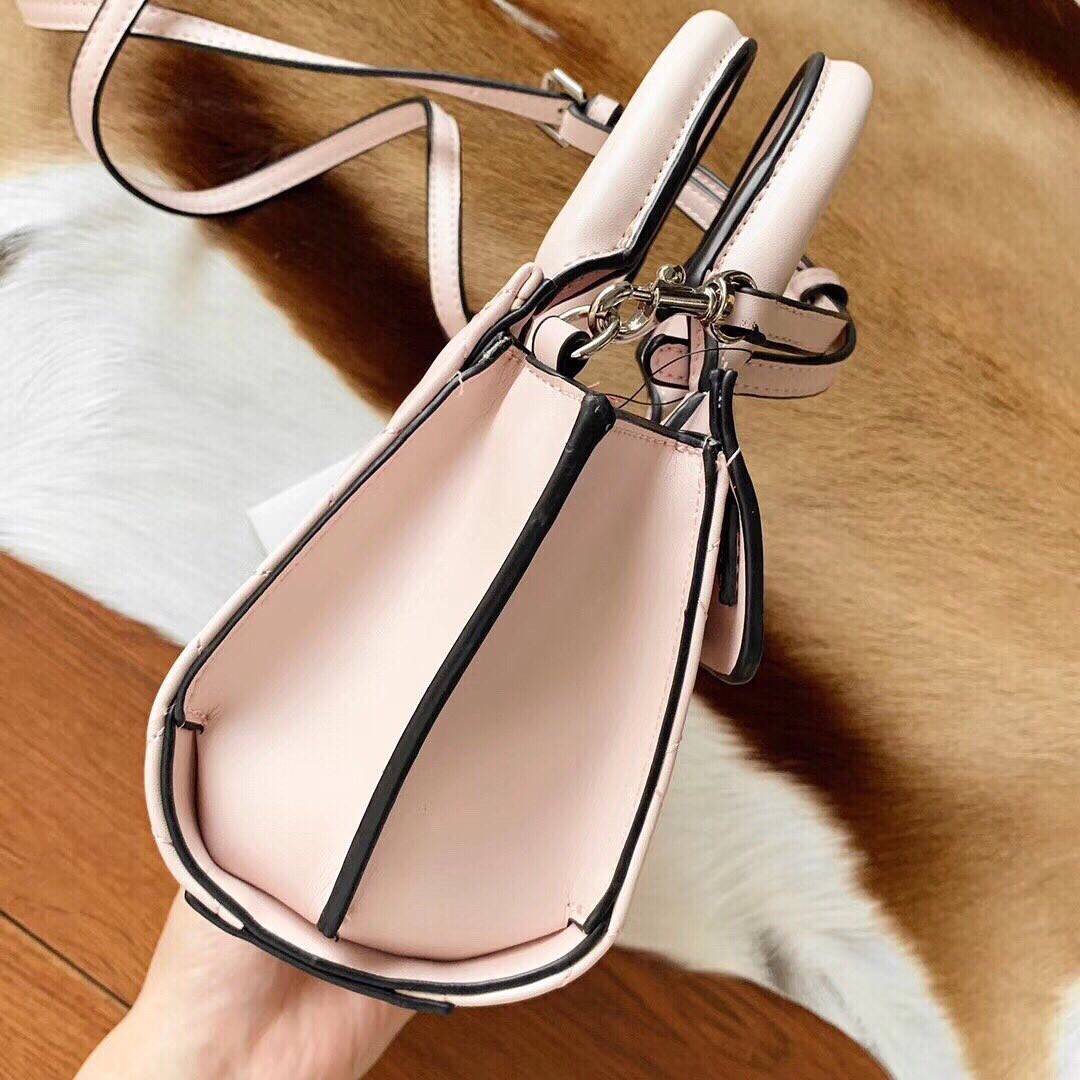 GUESS ELLIANA QUILTED MINI SATCHEL BAG กระเป๋าสะพายรุ่นยอดนิยม วัสดุ PU คุณภาพดี นิ่ม น้ำหนักเบาด้านหน้าประดับด้วยโลโก้แบรนด์สุดหรู เปิดปิดกระเป๋าด้วยซิปสะดวกใช้ ด้านในกว้างมีช่องซิปสำหรับใส่ของ ใส่มือถือได้ทุกรุ่น ซับในลายแบรนด์ สายสะพายหนังเลื่อนปรับระด