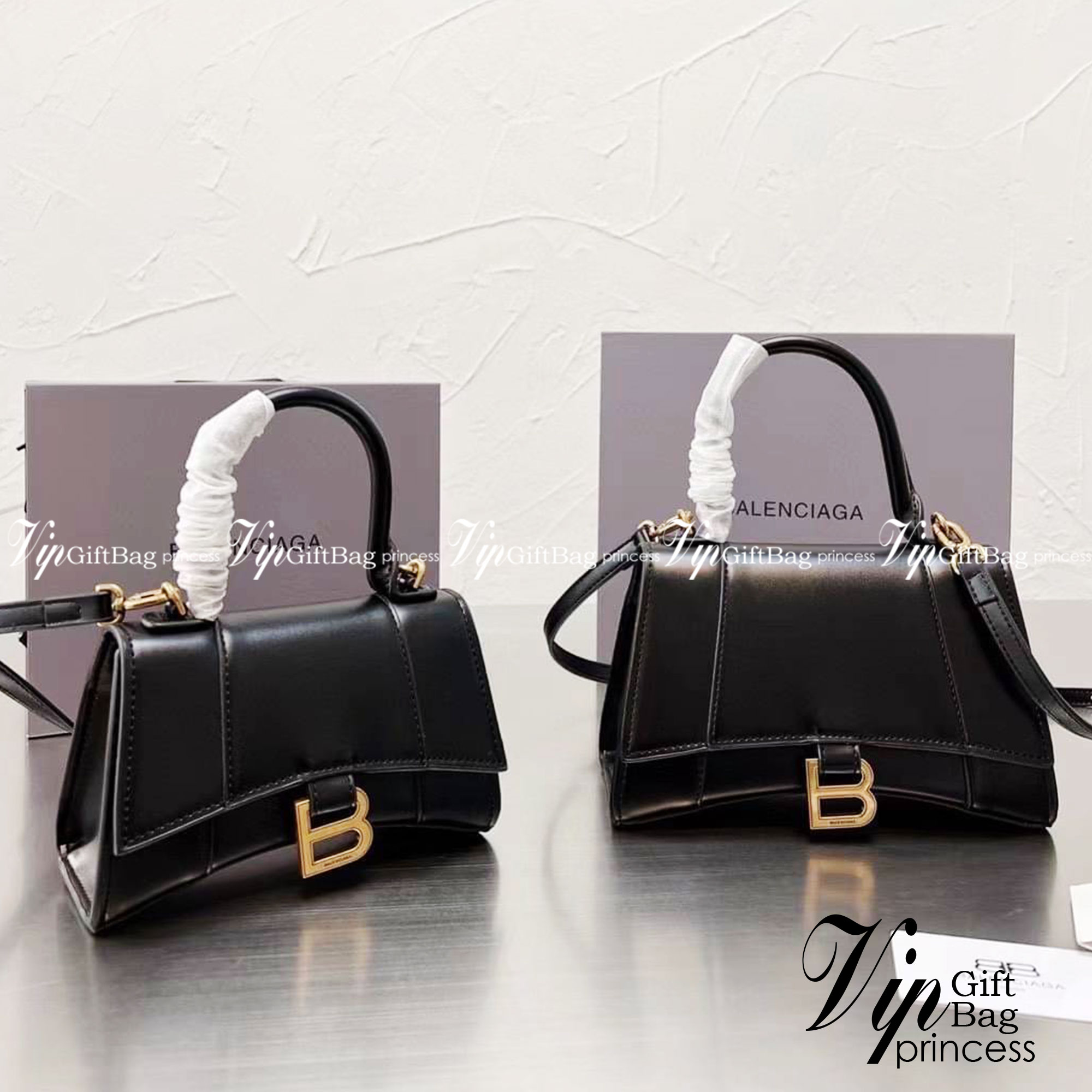 BALENCIAGA Hourglass BAG XS S / BALENCIAGA Hourglass Crocodile embossed calfskin กระเป๋าสะพายแบรนด์หรูซิกเนเจอร์ใบล่าสุด ที่มาพร้อมดีไซน์โดดเด่น มีความโฉบเฉี่ยว โค้งมนเหมือนพระจันทร์เสี้ยว เพิ่มความโดดเด่นสะดุดตาด้วยการตกแต่งอักษร B เมทัลลิก ที่เป็นเอกลัก