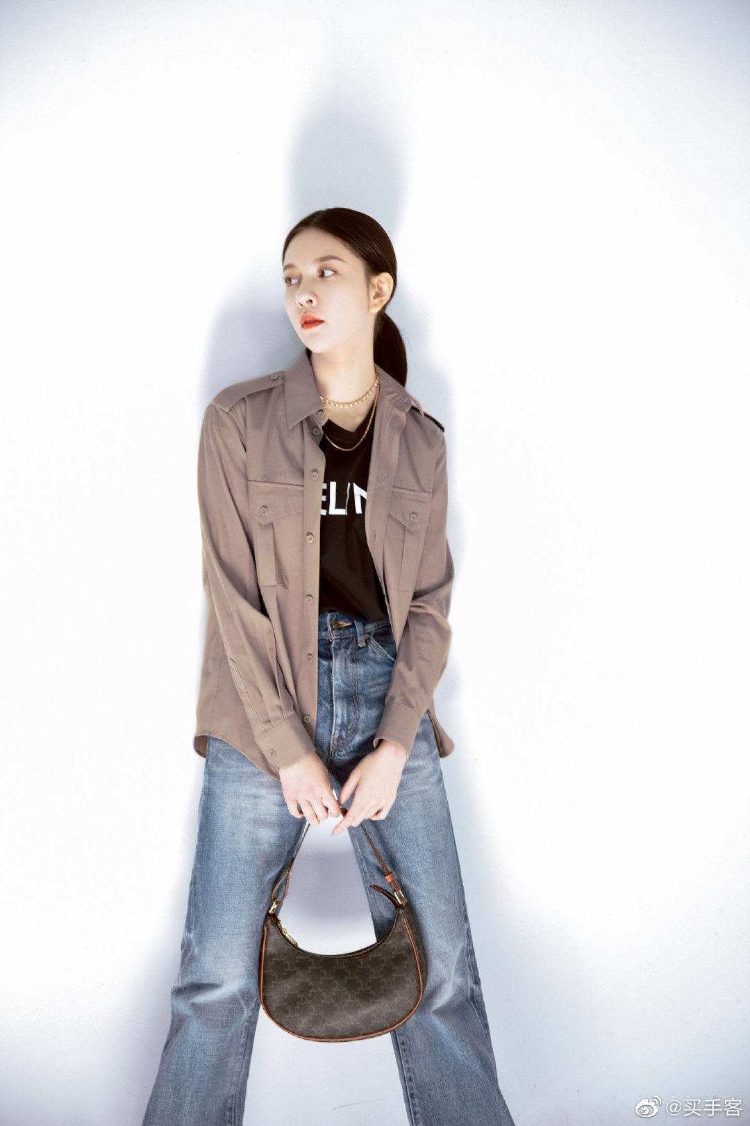 CELINE Vintage Classic Ava bag 1 ใน คอลเลคชั่น “Triomphe Canvas” มาพร้อมสายสะพายไหล่ที่ปรับความยาวได้ และเนื่องจากช่วงล่างของกระเป๋ามีขนาดใหญ่กว่าช่วงบน จึงทำให้ไม่เสียทรงเมื่อเราใส่สิ่งของอย่างกระเป๋าสตางค์หรือโทรศัพท์มือถือ หากดูภาพรวมแล้ว รุ่นนี้ออกแนว