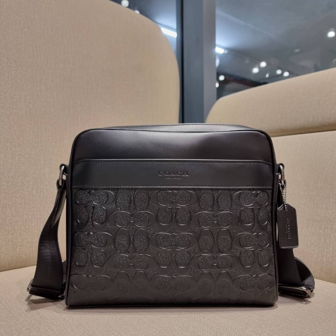 COACH F28455 CHARLES CAMERA BAG IN SIGNATURE LEATHER รุ่นสุดฮิตที่หนุ่มๆเค้ารู้กัน กับกระเป๋าสะพายข้างทรงแมสเซนเจอร์ ที่อัพเลเวลความหรูด้ายลายปั๊มซิกเนเจอร์นูน บนวัสดุหนัง crossgrain ตัดสลับด้วยหนังแท้ สัมผัสดีทั้งใบ มีช่องซิปให้ด้านหน้า และช่องย่อยด้านหล