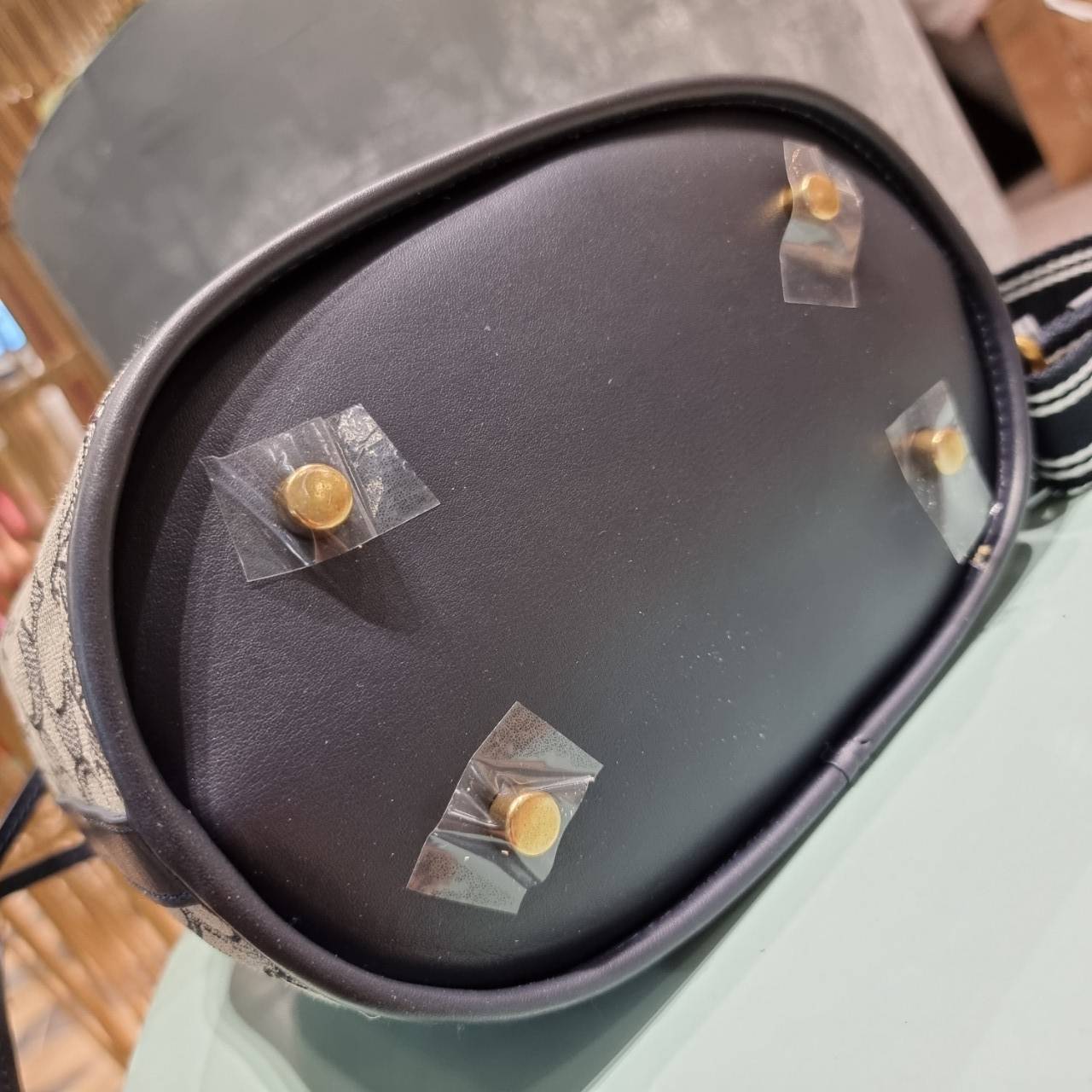 COACH C3853 FIELD BUCKET BAG IN SIGNATURE JACQUARD กระเป๋าสะพายทรงบัคเก็ต รุ่นใหม่ล่าสุด ดีไซน์ลายซิกเนเจอร์บนผ้า jacquard สวยคม เป็นเอกลักษณ์ไม่ซ้ำใคร มาพร้อมสายสะพายผ้าสปอร์ต และสายสั้นสำหรับคล้องแขนได้ สามารถรูดปิดปากกระเป๋าด้วยหนังรอบใบ เพิ่มดีเทลให้ต