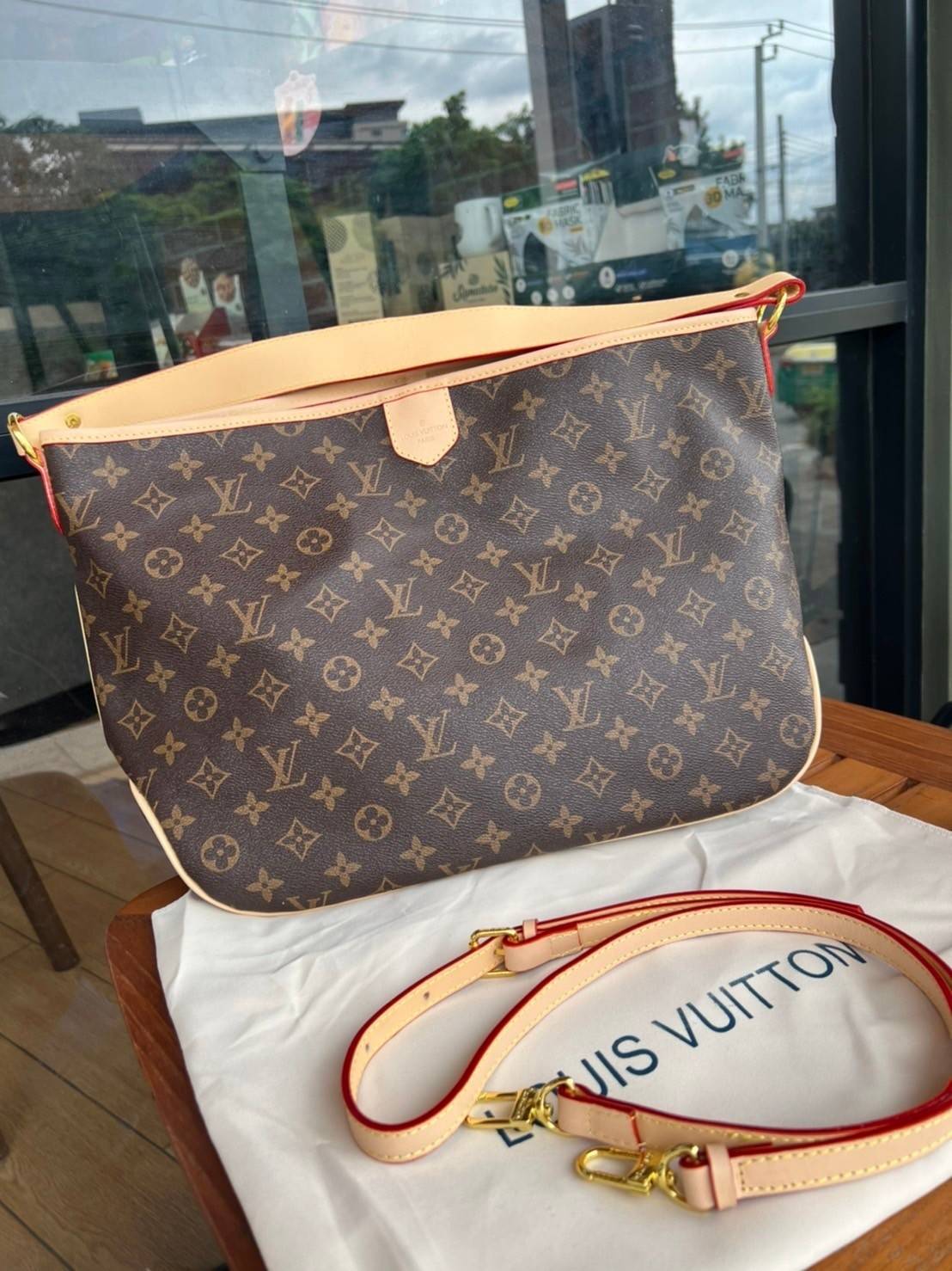 Louis Vuitton Monogram Delight Canvas กระเป๋าสะพายข้างทรงสูงใบใหญ่หนังแกะสังเคราะห์ หูหิ้วปั้มโลโก้ ด้านในมี1ช่องซิป 1ช่องใส่ของจุกจิ๊ก อะไหล่ทองหรูหรา มีสายยาว ถอดสายได้ ปรับระดับได้ จุของได้เยอะ หรูหรา สวยงาม เหมาะกับทุกโอกาศ ต้องมีติดตู้ห้ามพลาดเลยค่า