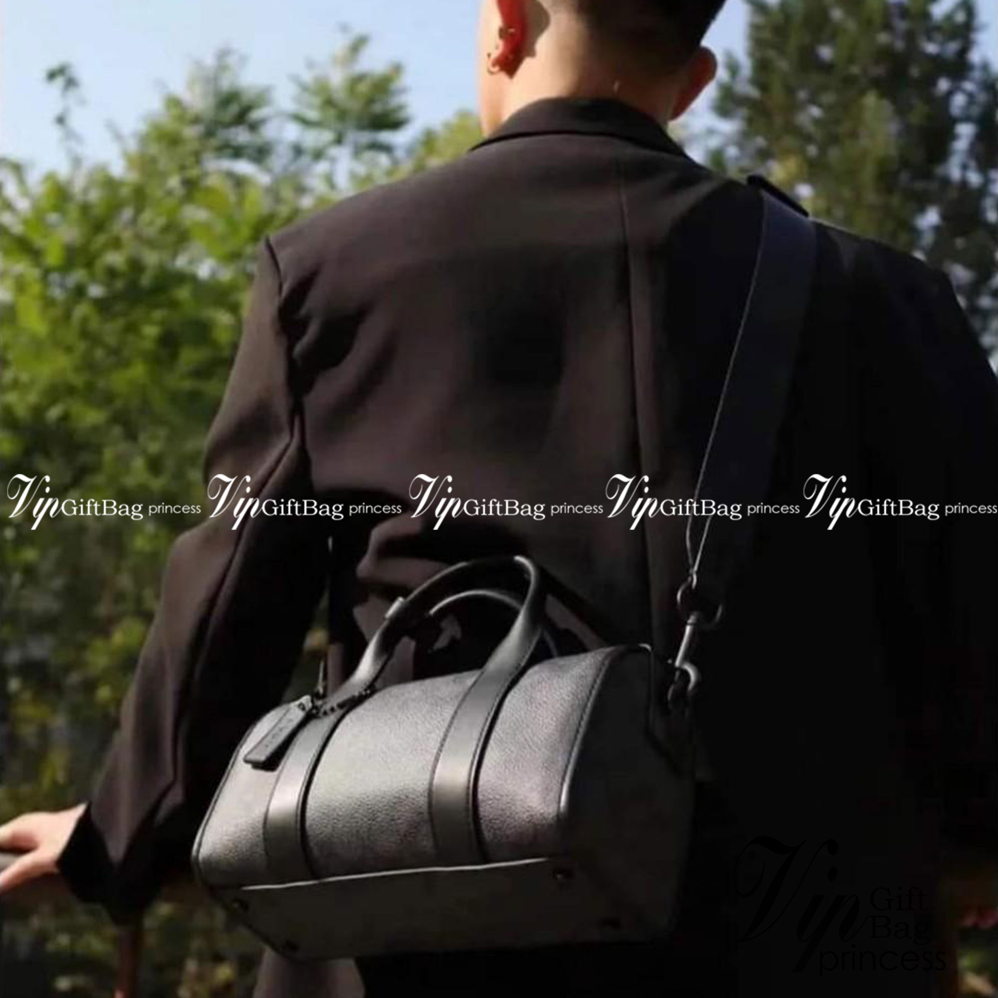 COACH GOTHAM DUFFLE 24 IN SIGNATURE CANVAS CA186 พร้อมส่ง กระเป๋าทรงหมอนรุ่นใหม่บ่าสุดปี 2022 รุ่นนี้สามารถใช้ได้ทั้งชาย//หญิง หนังแท้อย่างดี นิ่มทรงสวย มากๆค่ะ เปิด-ปิดกระเป๋าแบบซิปคู่ด้านบนมีกระดุมรวบหูหิ้วให้ด้วยนะคะ ภายในกระเป๋าสามารถใส่สัมภาระที่จำเป