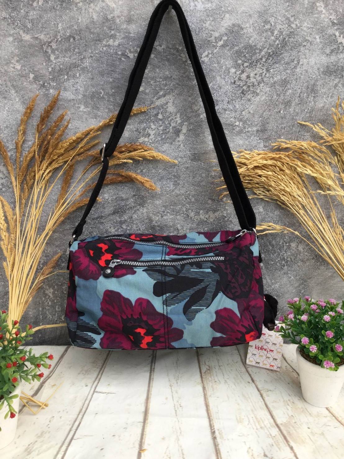 🎄กระเป๋าสะพาย KIPLING รุ่น Reth วัสดุไนล่อนคุณภาพดี มาพร้อมดีไซน์ทันสมัย และสามารถใช้งานได้อย่างดี เข้ากับทุกการแต่งตัว โดดเด่นด้วยพื้นที่ภายในและช่องต่างๆ ที่ให้คุณจัดเก็บของสำคัญได้ครบถ้วน ไม่ว่าจะเป็นมือถือ ปากกา หรือไอเท็มจำเป็นของคุณ สายสามาร