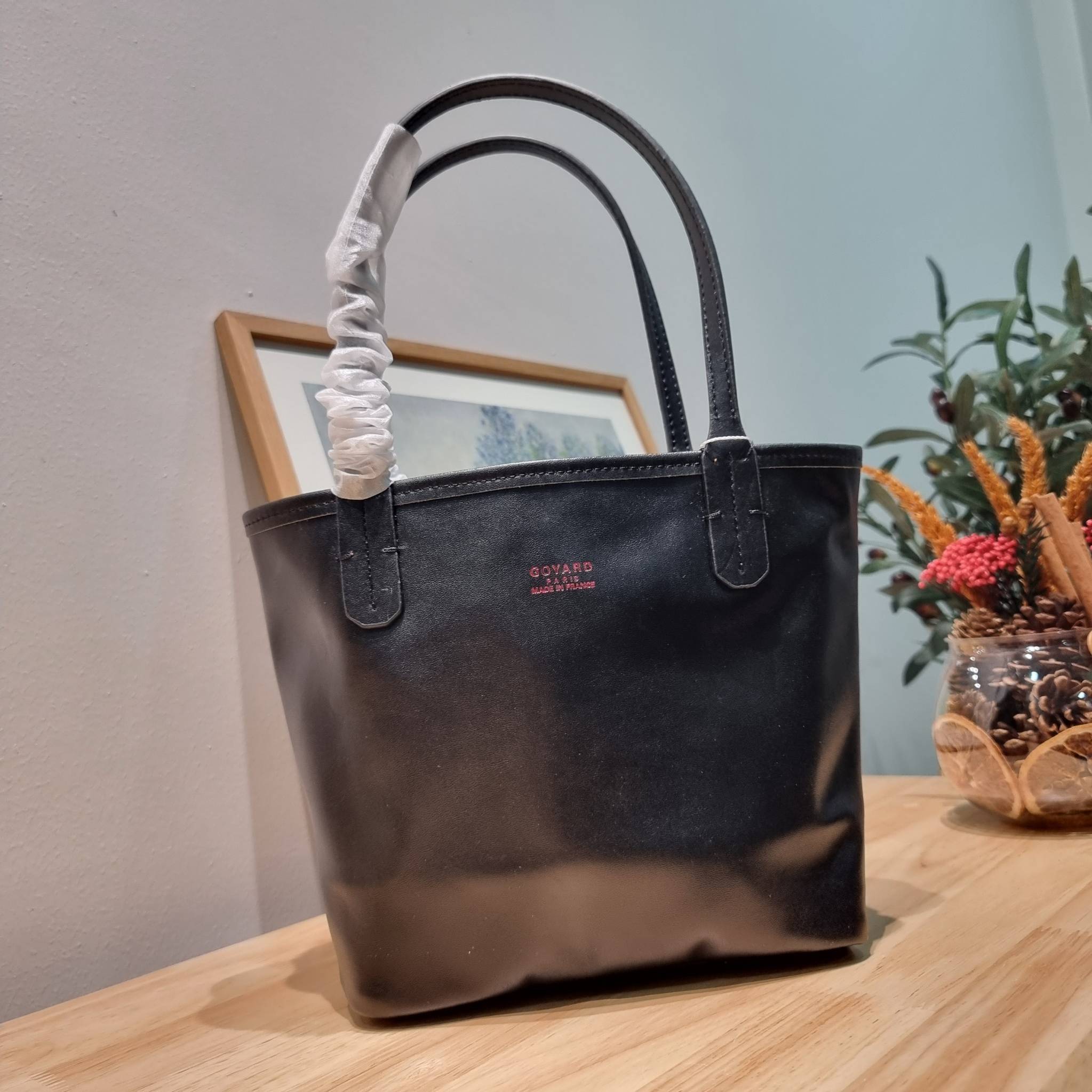 GOYARD MINI ANJOU REVERSIBLE TOTE ฮอตไอเท็ม กับกระเป๋าสะพายทรงโท้ท ไซส์มินิ กะทัดรัดมาก มาครบสีขายดี เลิศทุกสี รูปทรงคลาสสิค ดีไซน์เป็นเอกลักษณ์ ใช้งานได้หลากหลาย สามารถกลับด้านใช้ได้แบบไม่มีเบื่อ