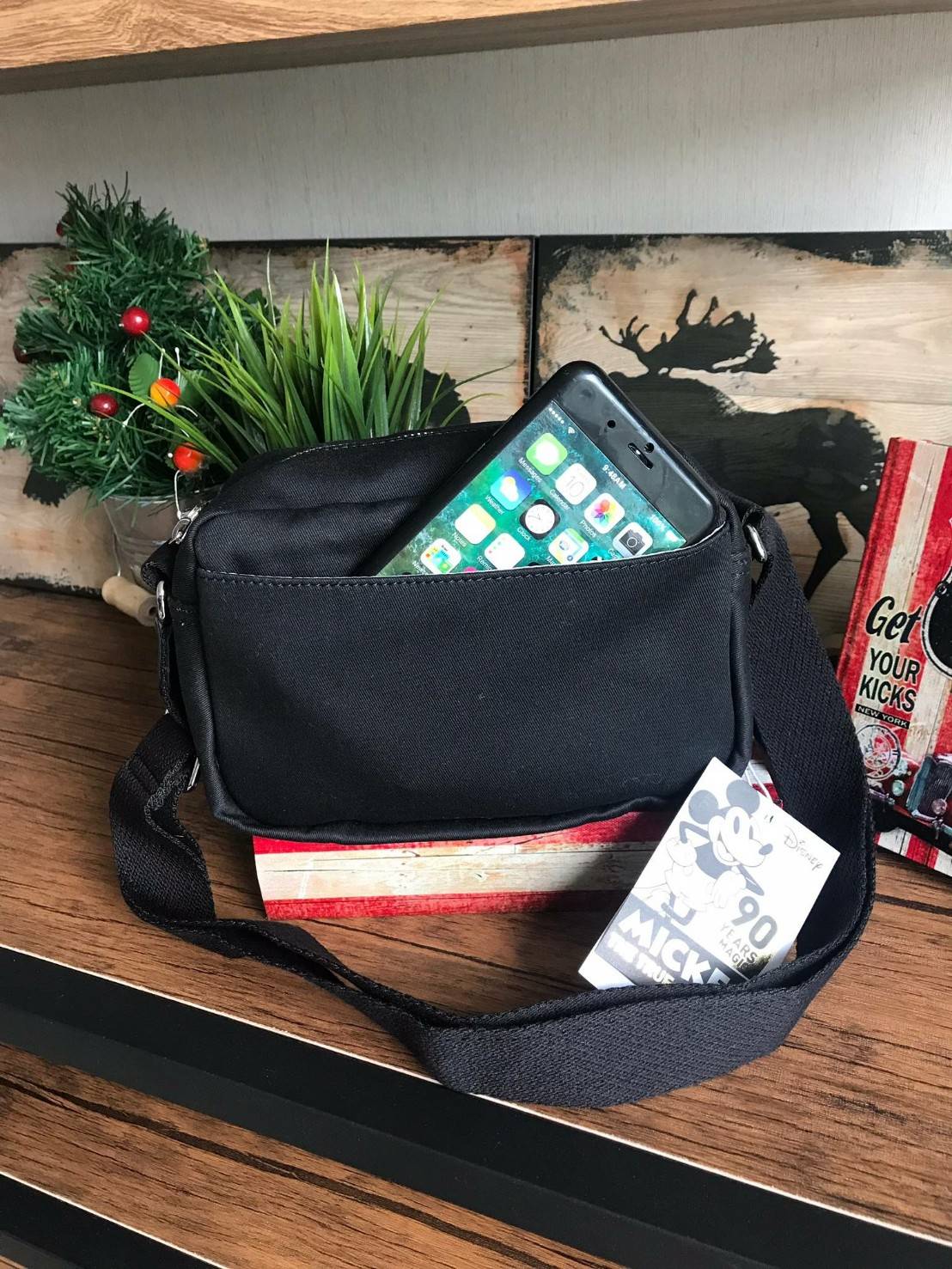 Disney's Mickey&Jungle Book Veni Crossbody Bag รุ่นLimited Edition ทรงสะพายข้าง ขนาดกำลังดี วัสดุpolester100% ดีเทลด้านหน้าลายการ์ตูนของวอลด์ดิสนีย์ เปิดปิดด้วยซิปเดียวด้านบน ภายในกว้าง มีช่องซิปและที่ห้อยพวงกุญแจ ฐานกว้างจุของได้เยอะสามารถสะพายได้ทั